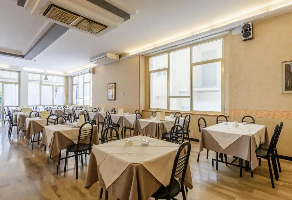 Hotel ARENA con Piscina