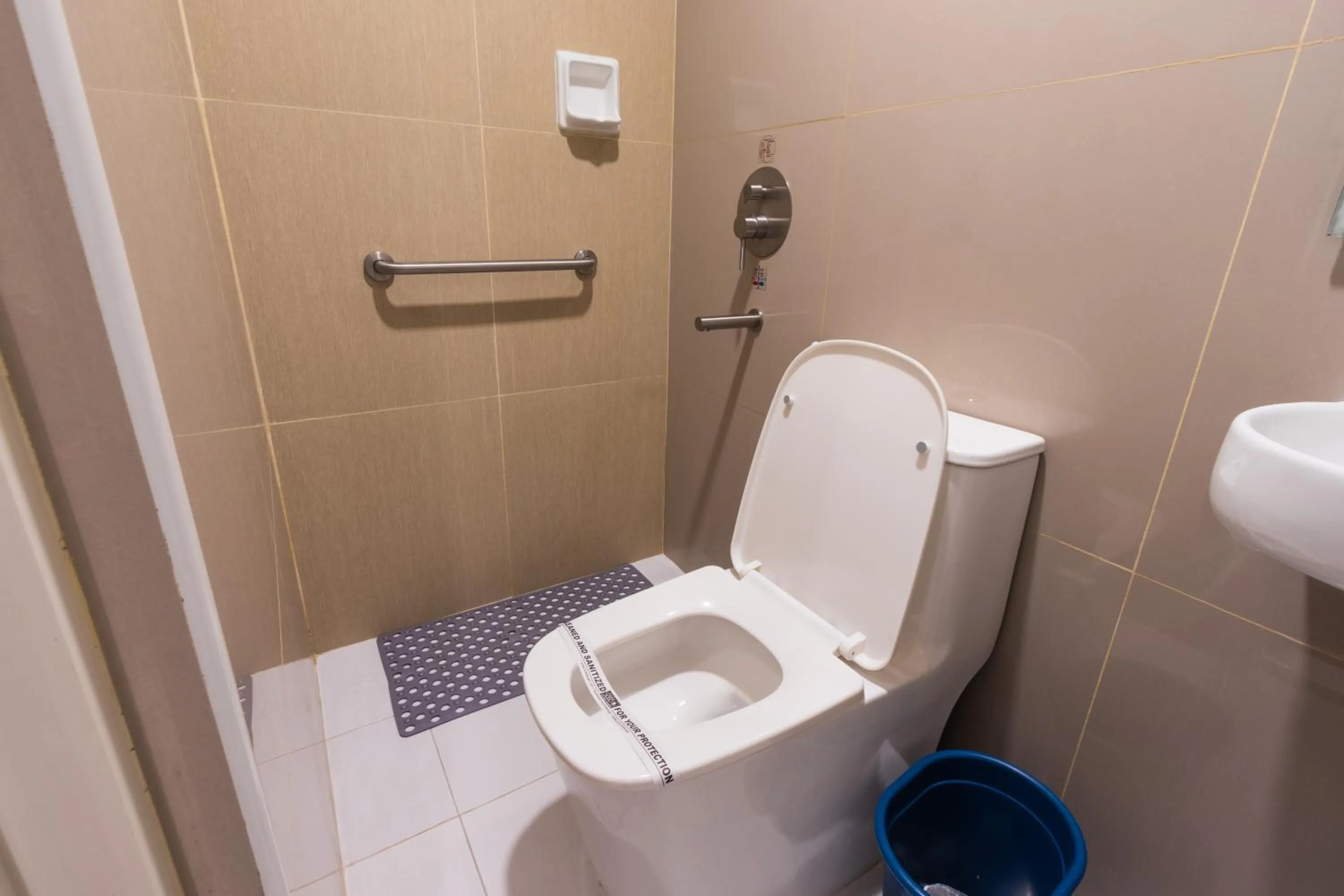 Toilet in Hotel Sogo Fairview