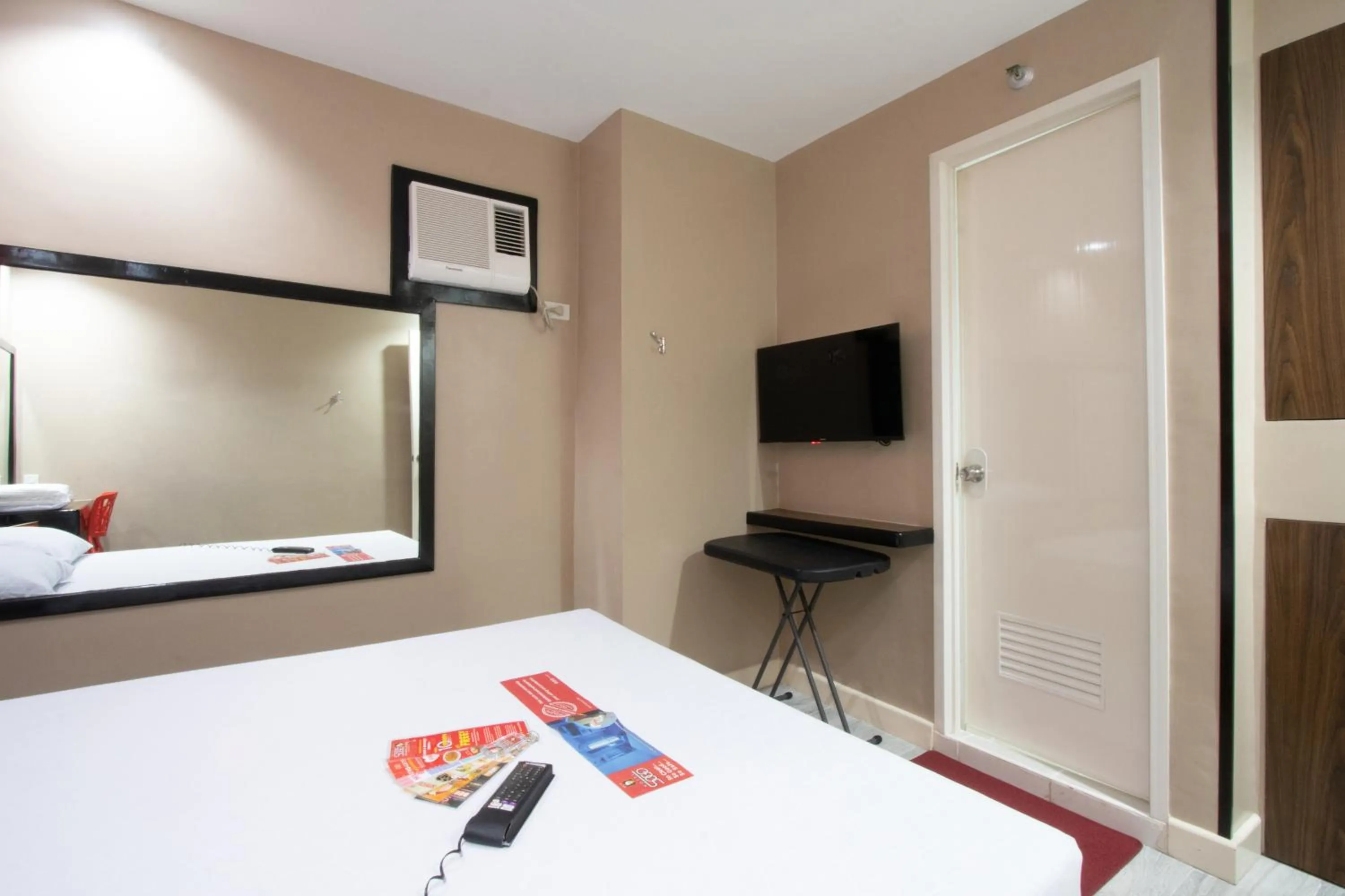 Bedroom, Bed in Hotel Sogo Santa Mesa