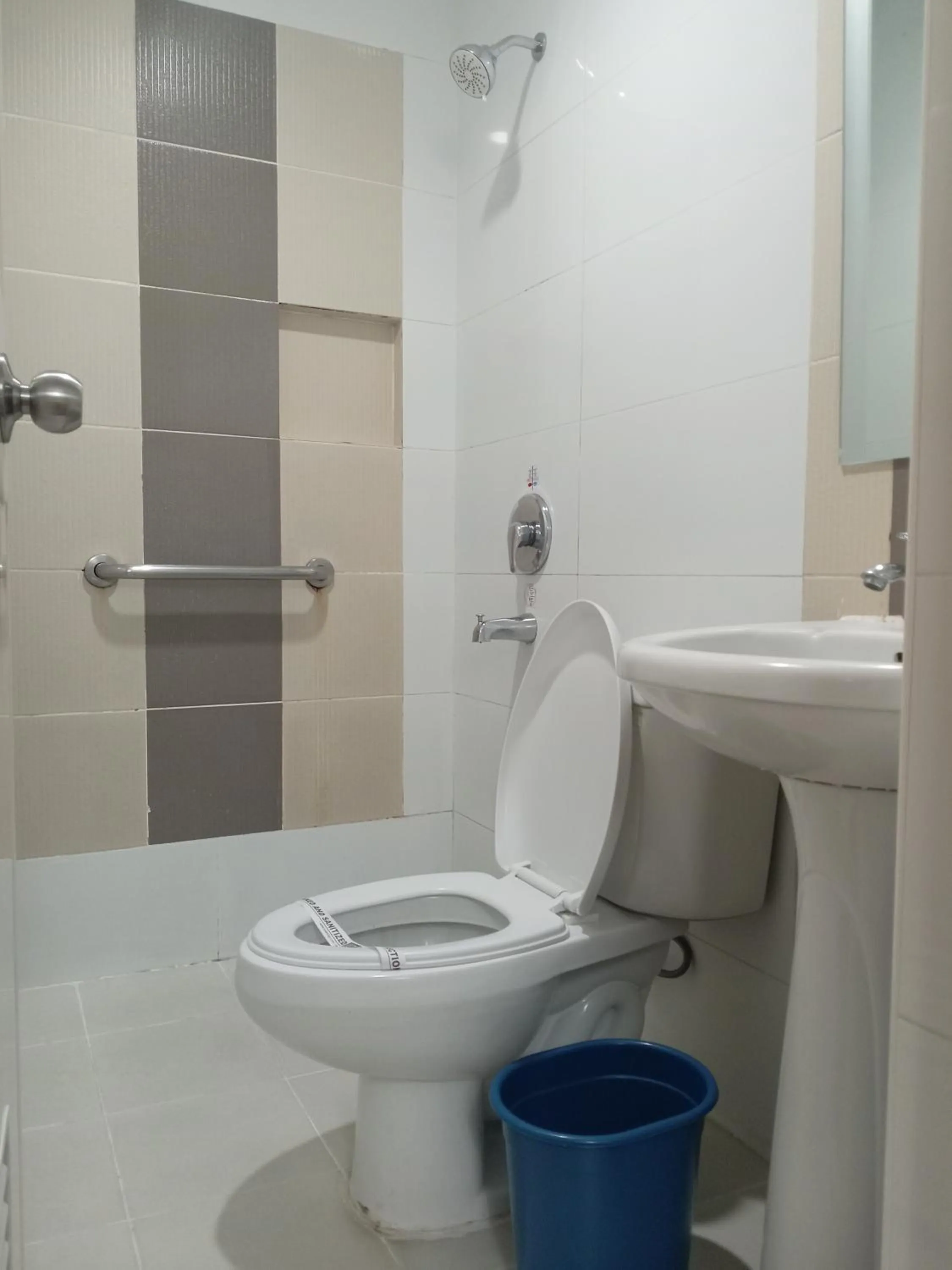 Toilet in Hotel Sogo Edsa Taft