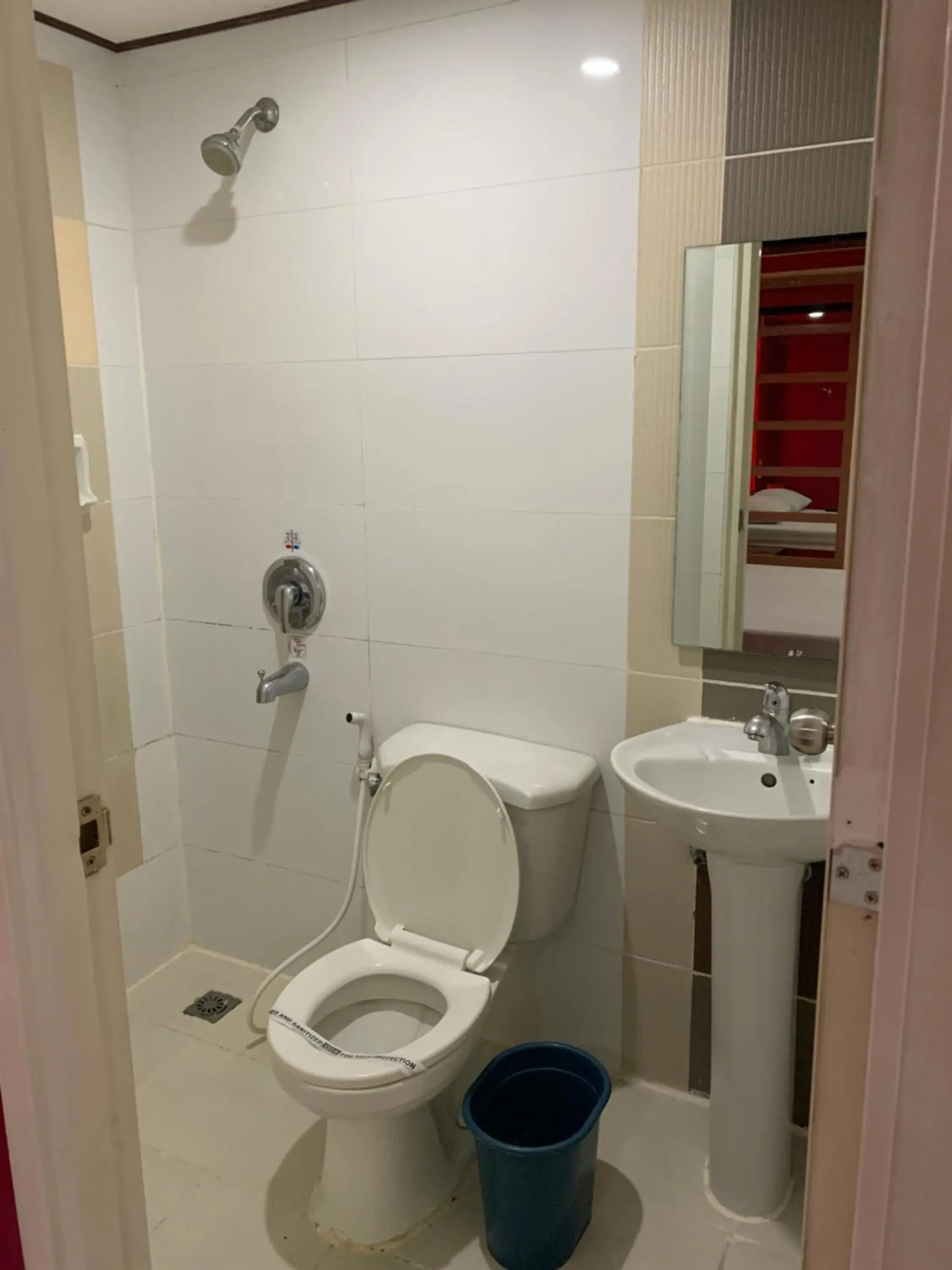 Toilet in Hotel Sogo Davao Toilet in Hotel Sogo Davao