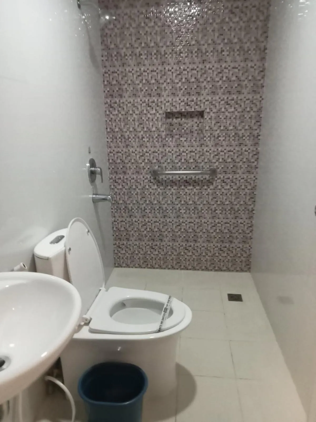 Shower in Hotel Sogo Pasay Wood Street