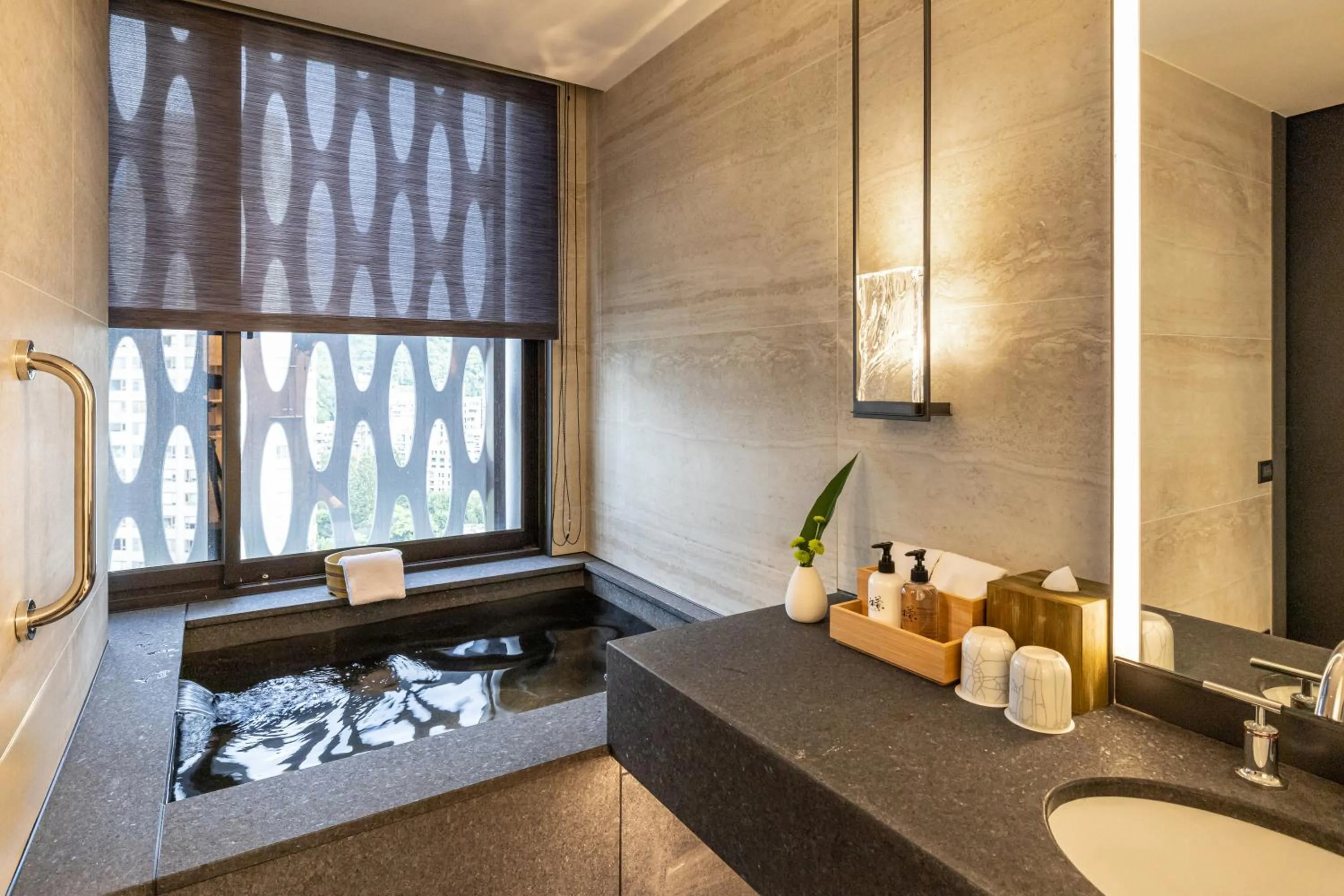 Bath in 北投晶泉丰旅 Wellspring by Silks Beitou