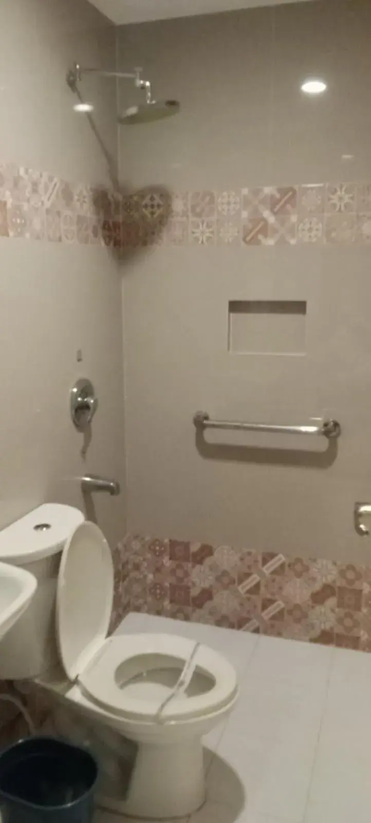 Shower in Hotel Sogo Buendia Shower in Hotel Sogo Buendia