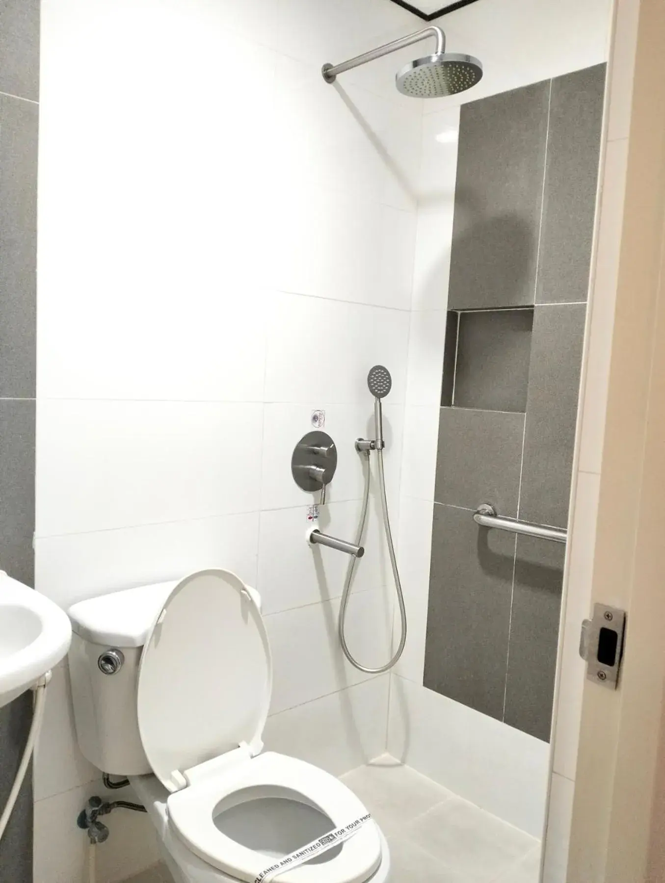 Bathroom in Hotel Sogo Roxas Blvd Bathroom in Hotel Sogo Roxas Blvd