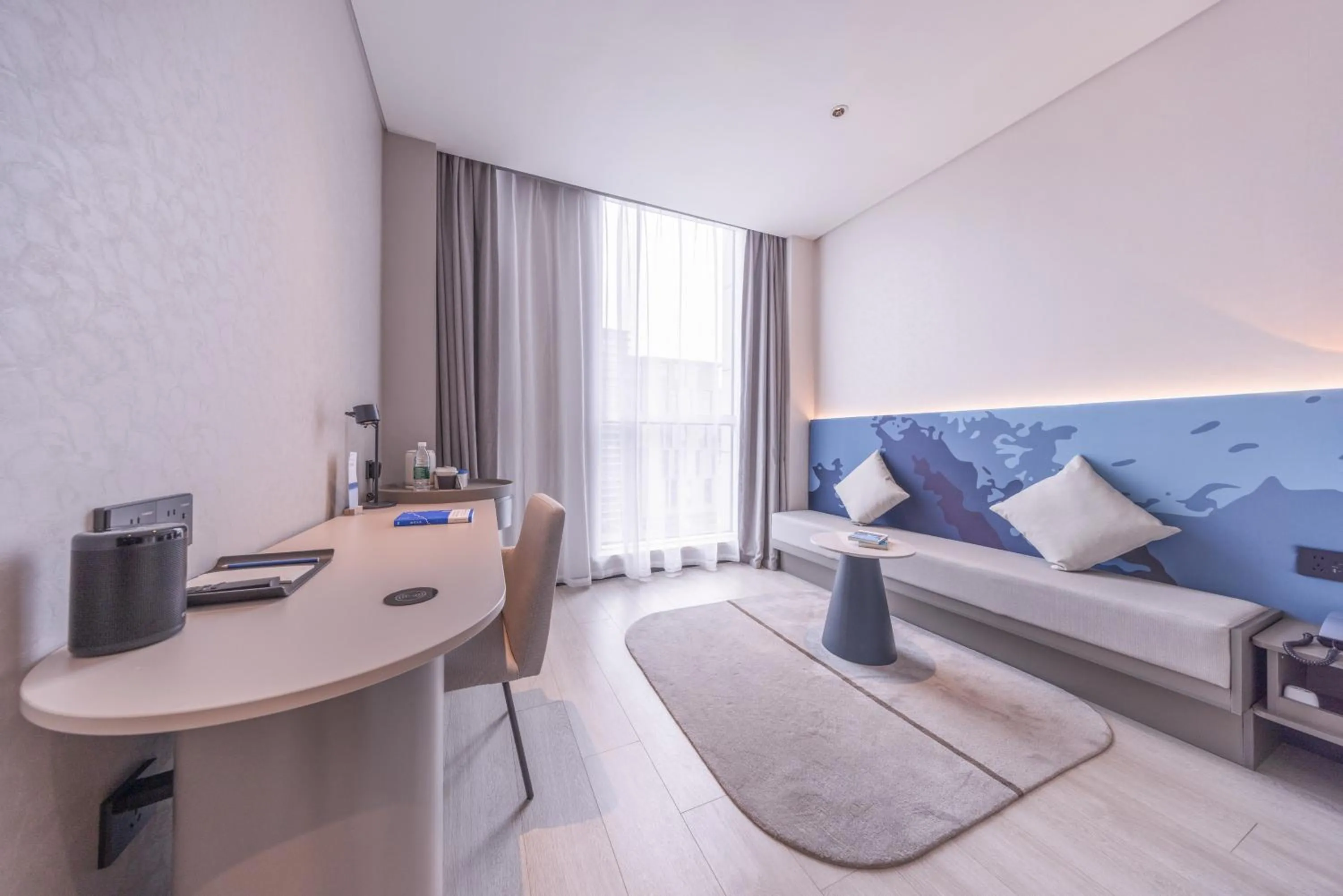 Seating area, Bed in Atour Light Hotel Shanghai Daning International Shibei High-tech Park