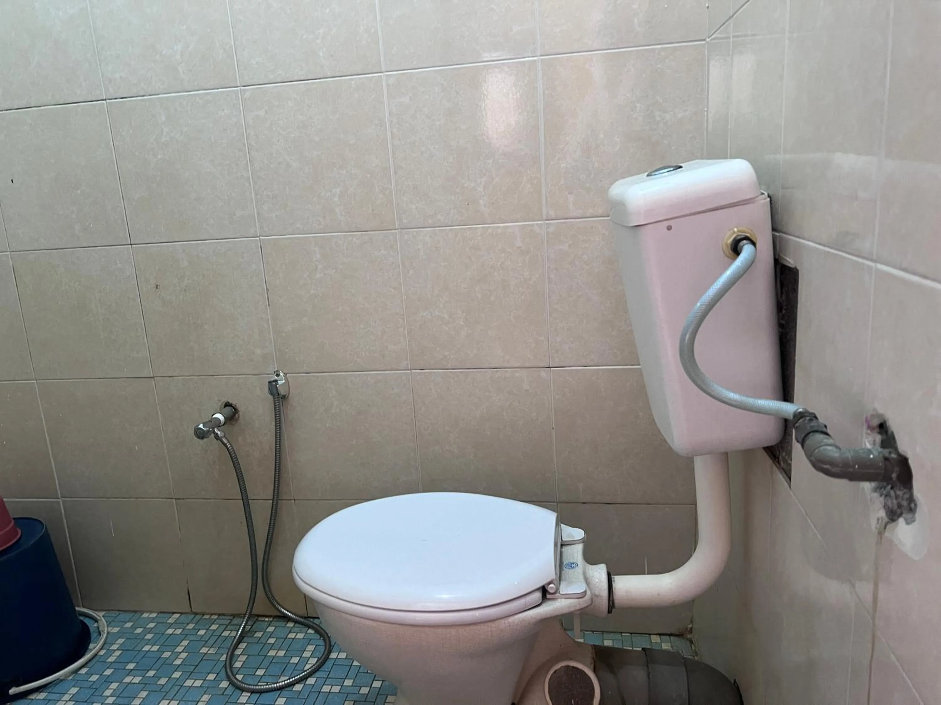 Bathroom in OYO 90981 Chenang Rest House 1