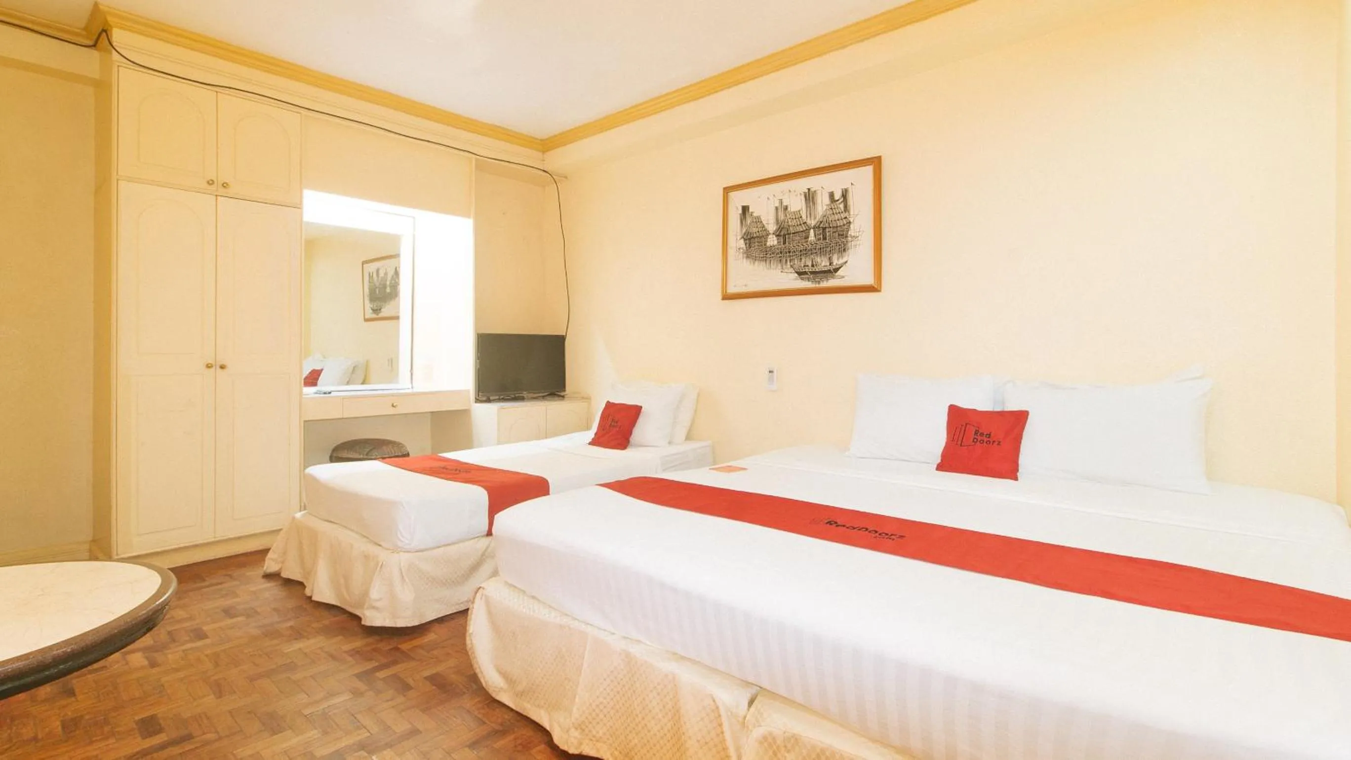 Bed in RedDoorz @ Tondaligan Beach Hotel