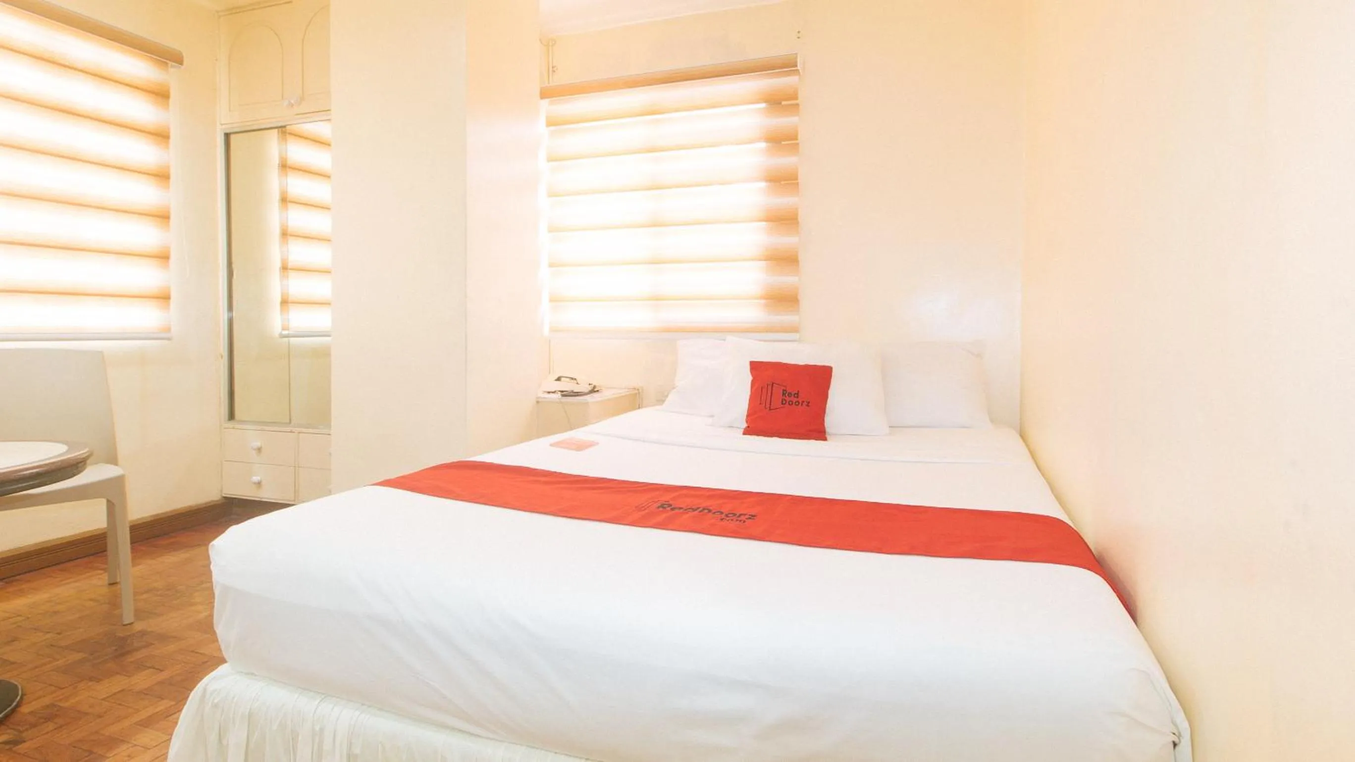 Bed in RedDoorz @ Tondaligan Beach Hotel