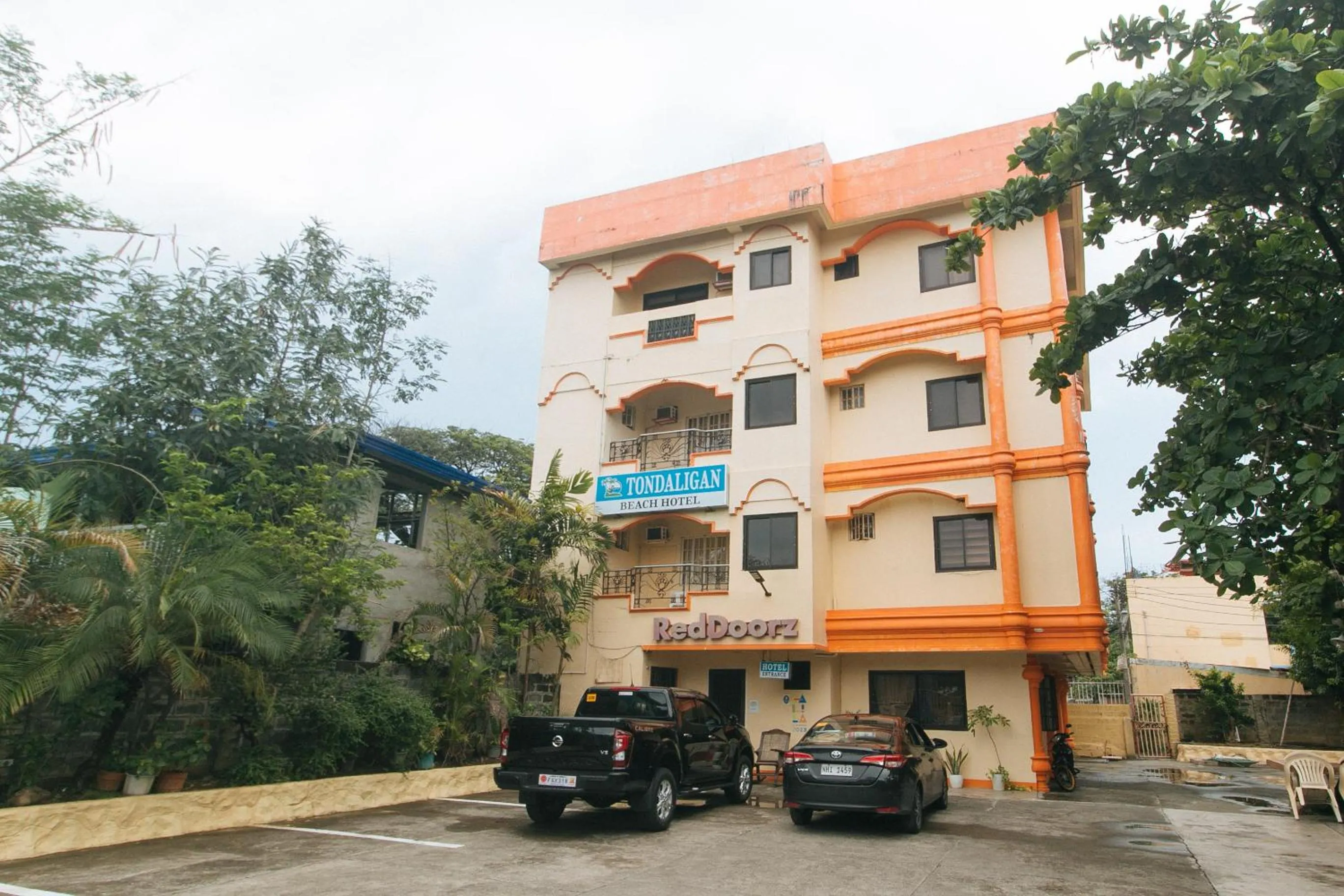 Property building in RedDoorz @ Tondaligan Beach Hotel