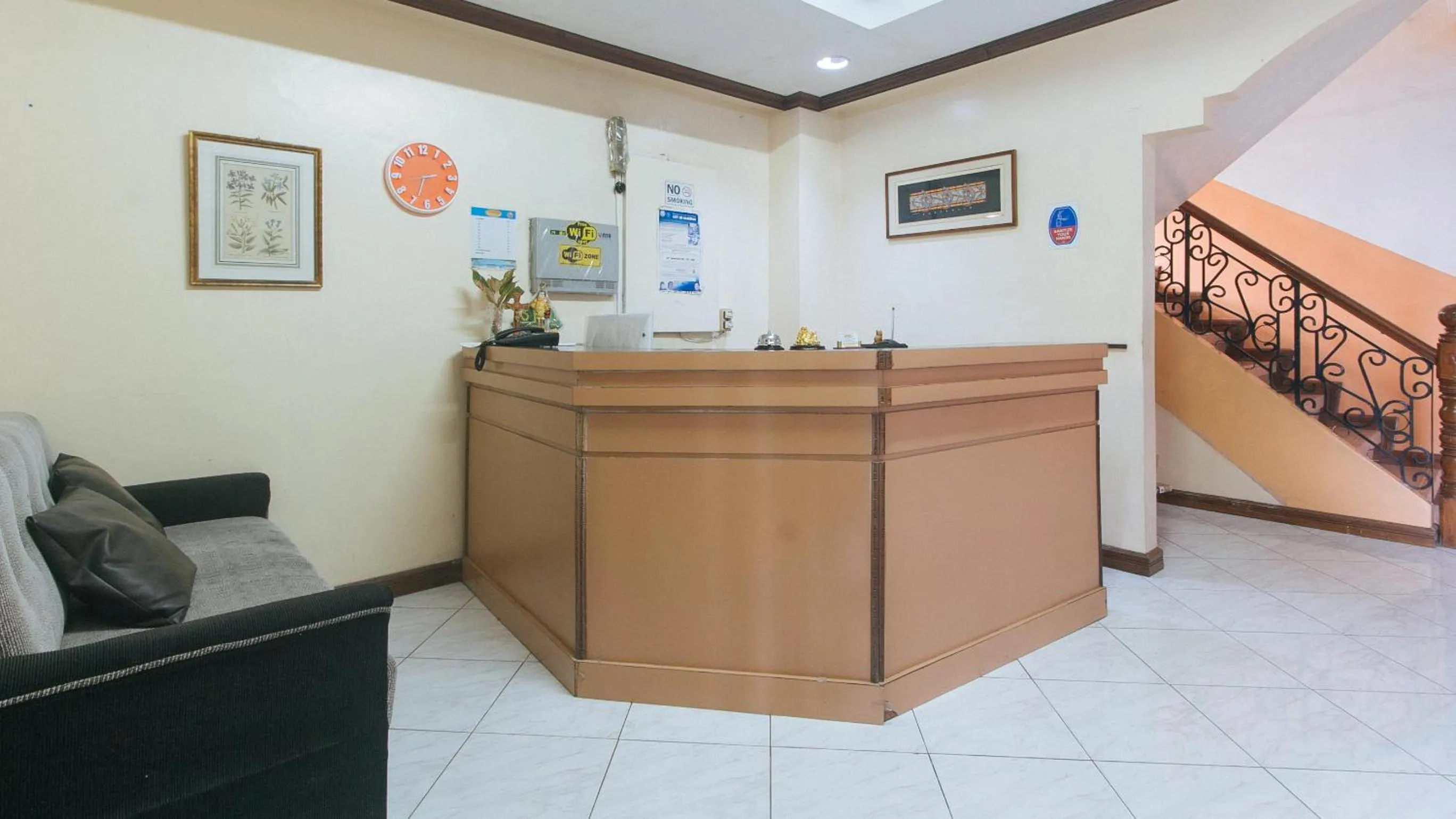 Lobby or reception in RedDoorz @ Tondaligan Beach Hotel