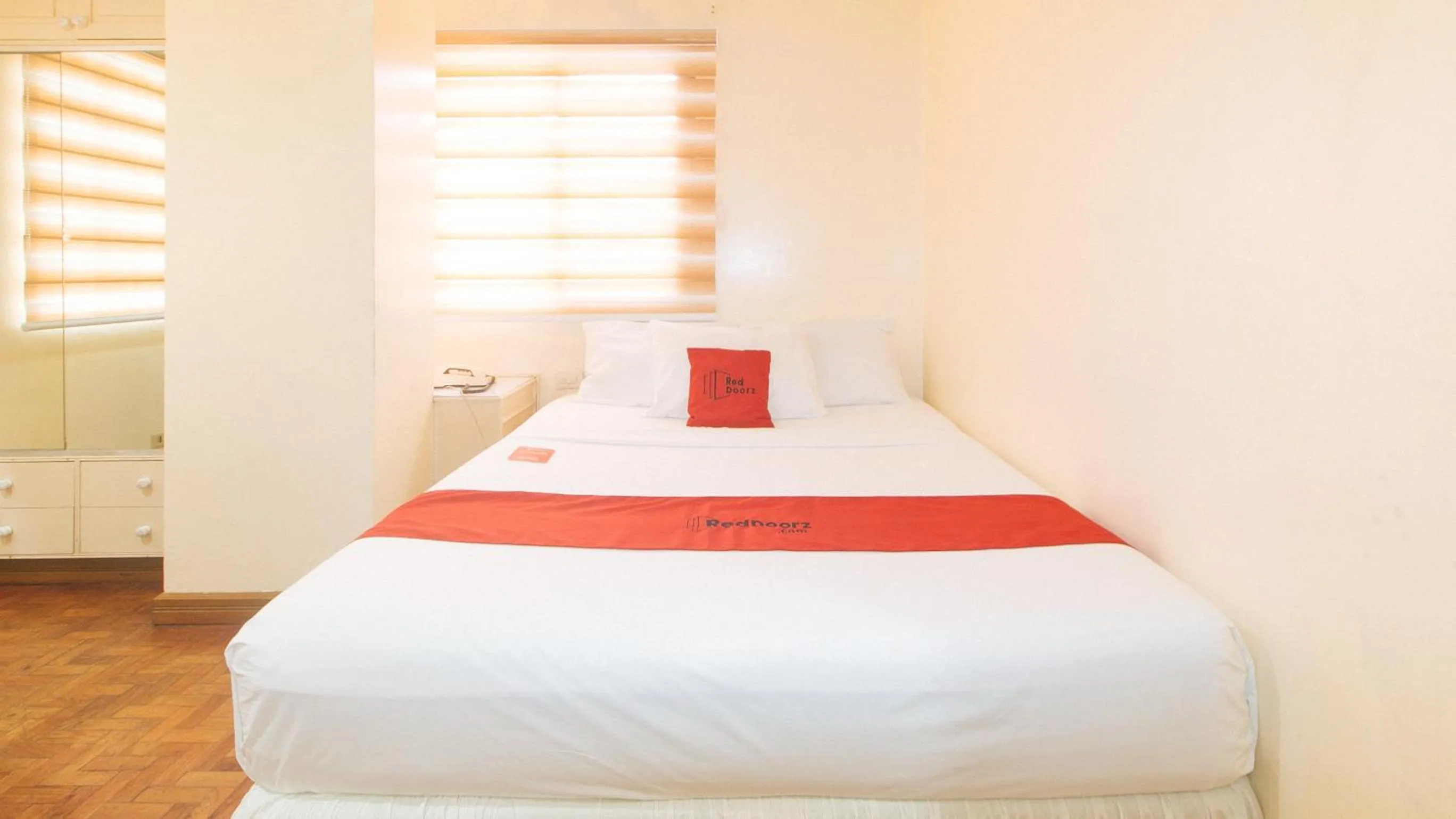 Bed in RedDoorz @ Tondaligan Beach Hotel