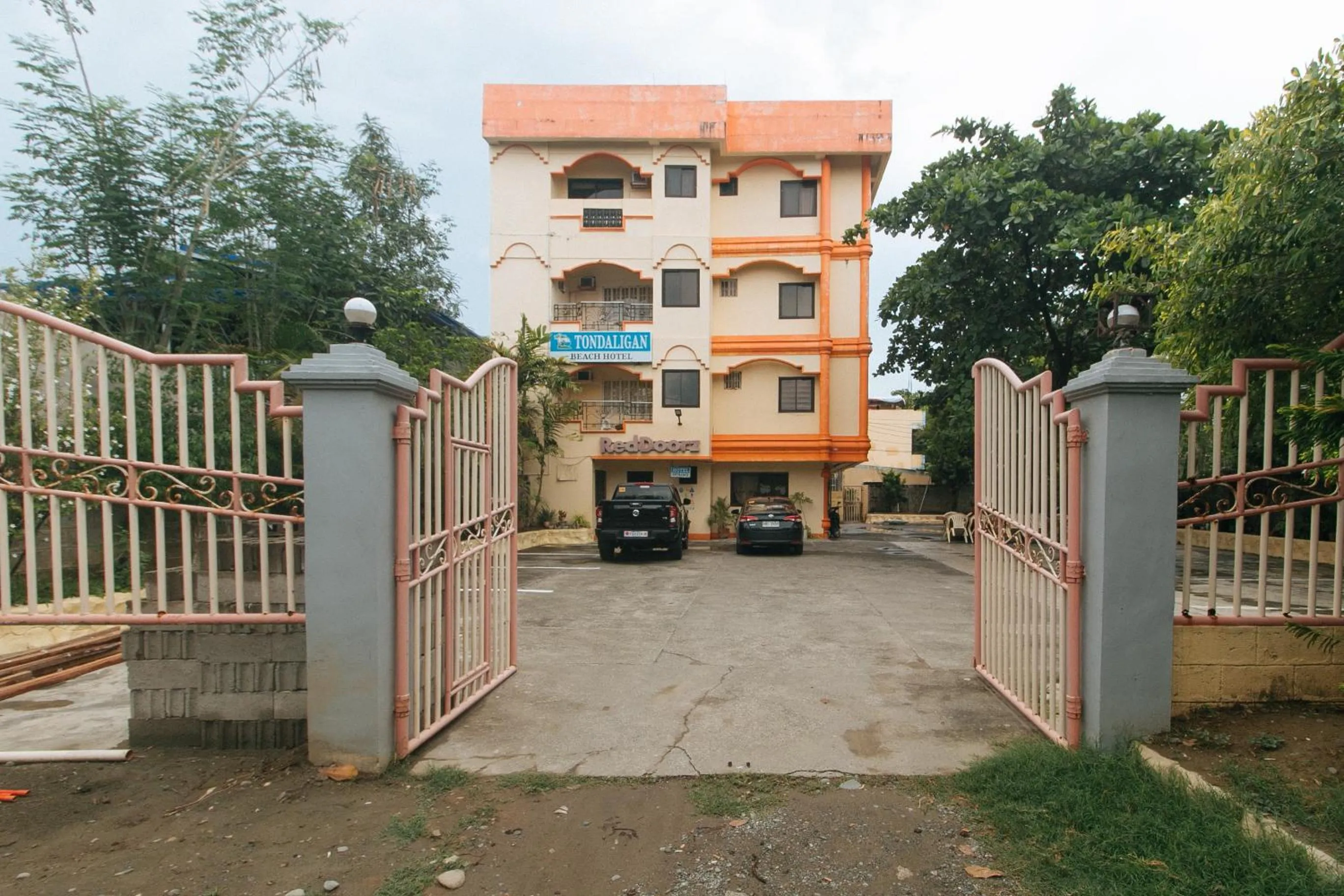 Property building in RedDoorz @ Tondaligan Beach Hotel