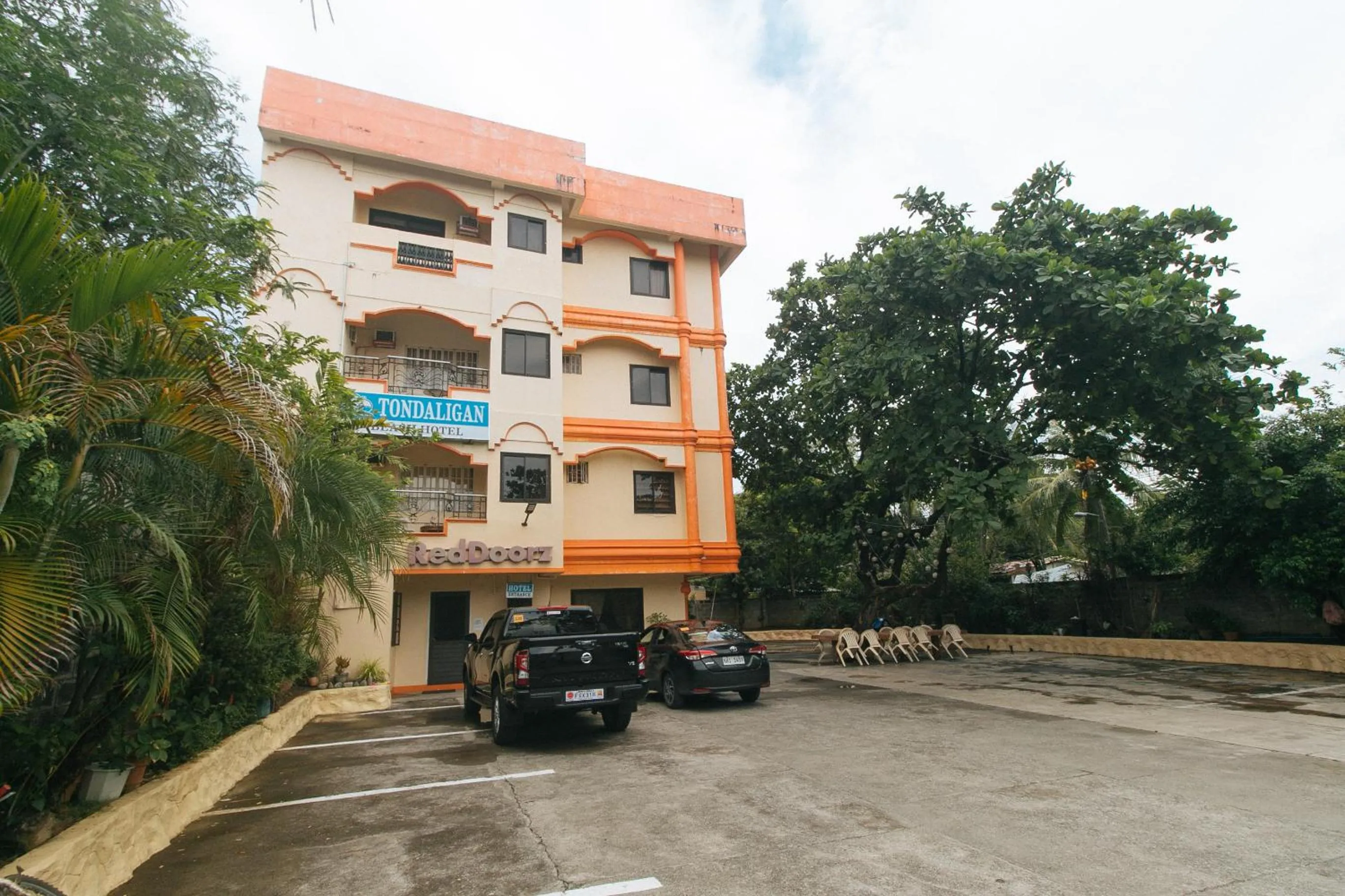 Property building in RedDoorz @ Tondaligan Beach Hotel