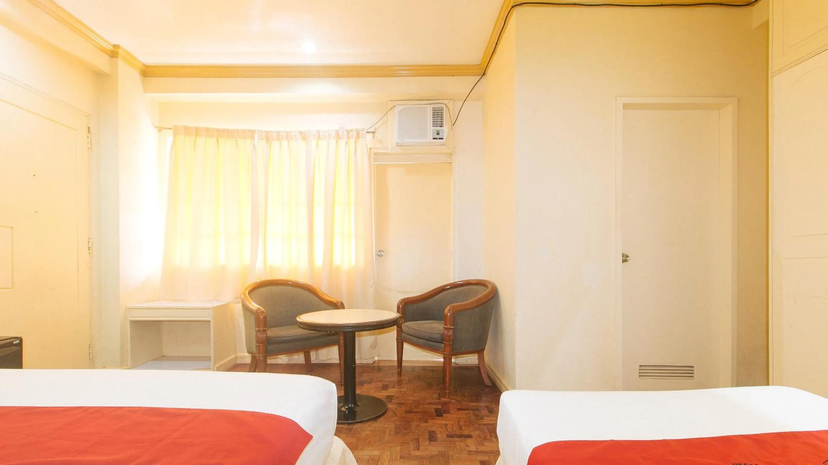 Bedroom, Bed in RedDoorz @ Tondaligan Beach Hotel