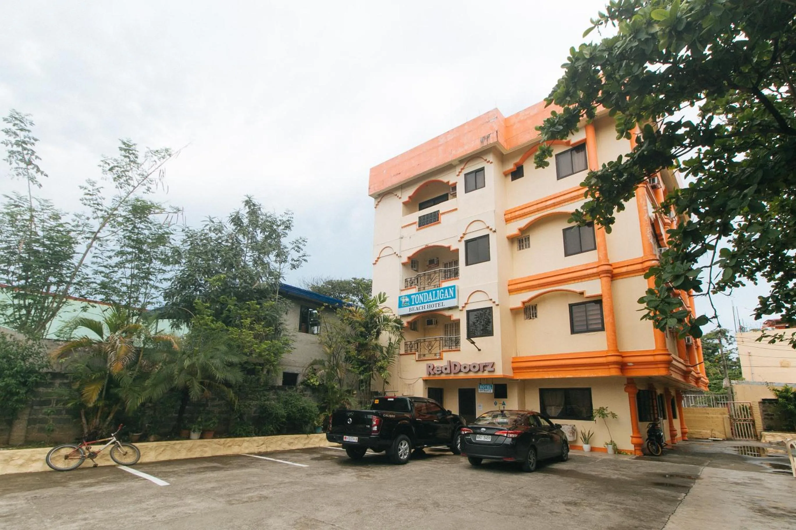 Property building in RedDoorz @ Tondaligan Beach Hotel