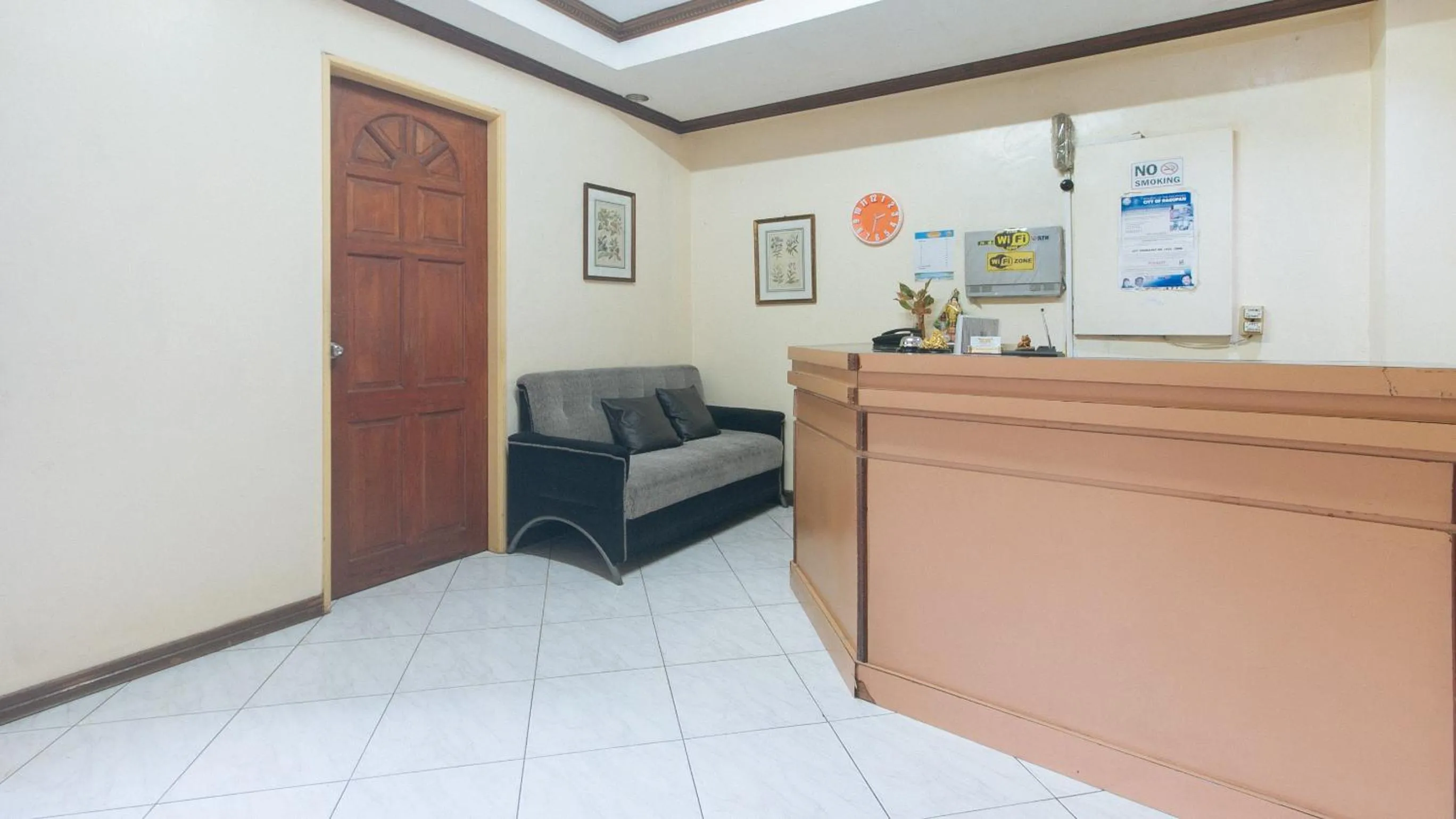 Lobby or reception in RedDoorz @ Tondaligan Beach Hotel