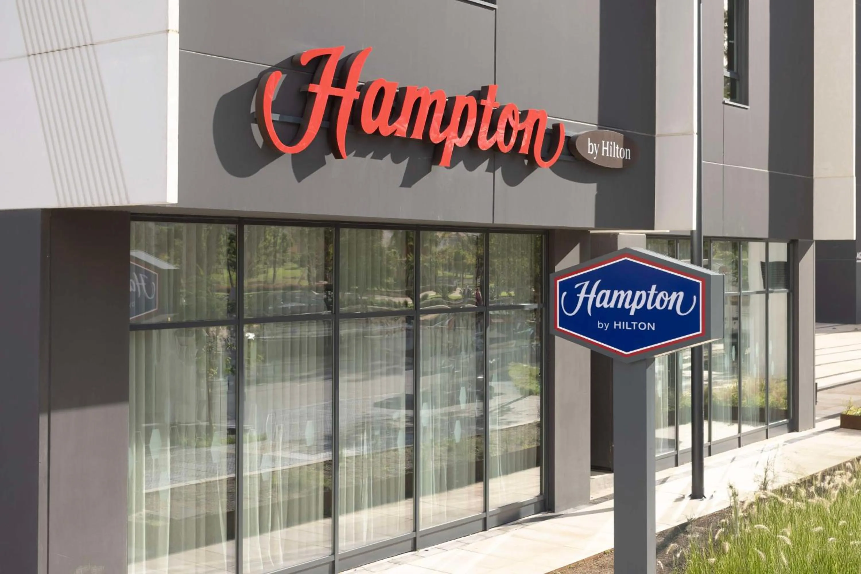 Property building in Hampton By Hilton Malaga Martiricos