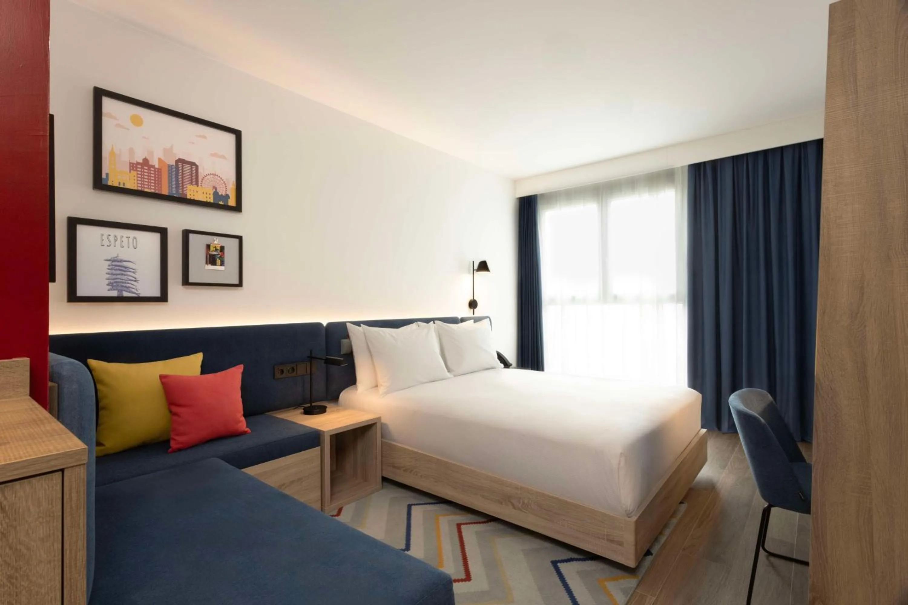 Living room, Bed in Hampton By Hilton Malaga Martiricos