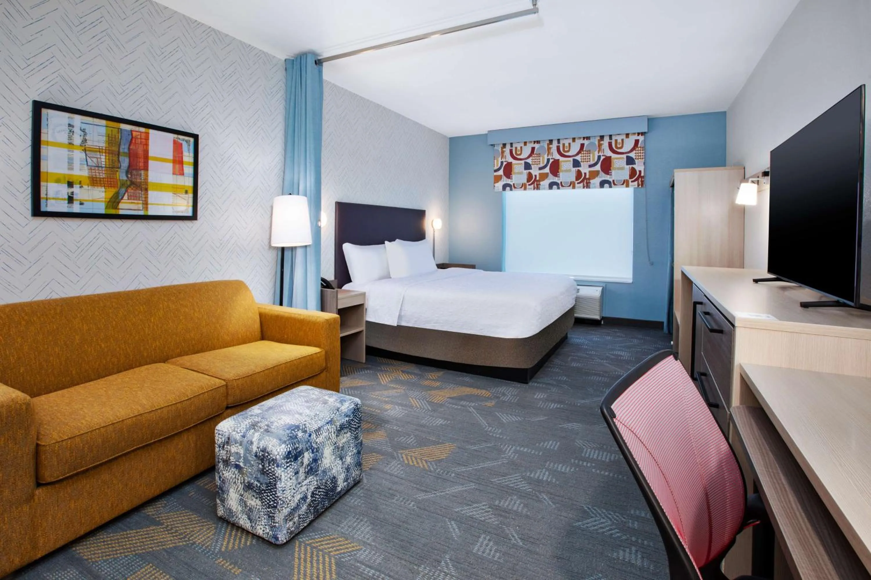 Living room, Bed in Home2 Suites By Hilton Grand Rapids Northeast