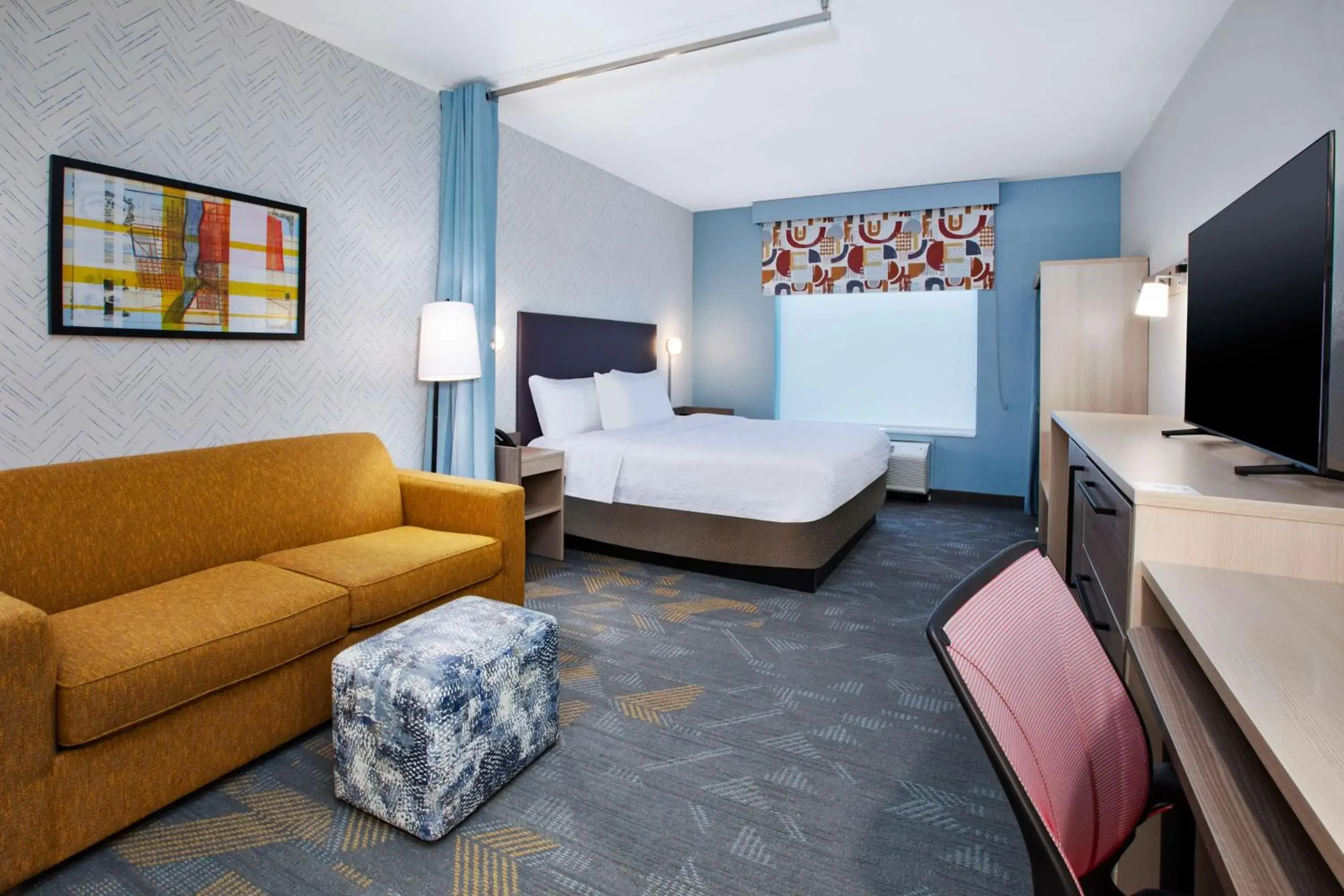 Living room, Bed in Home2 Suites By Hilton Grand Rapids Northeast Living room, Bed in Home2 Suites By Hilton Grand Rapids Northeast