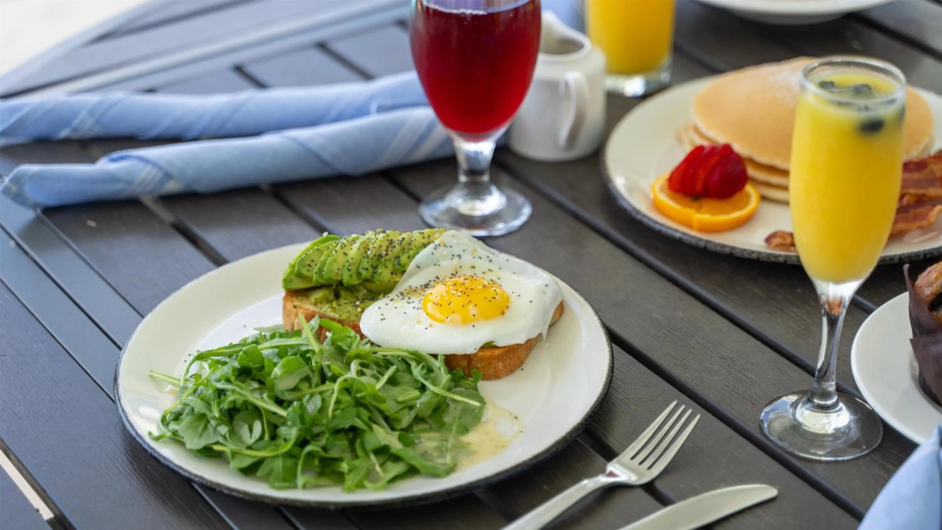 Dining area in The Ellie Beach Resort Myrtle Beach, Tapestry By Hilton