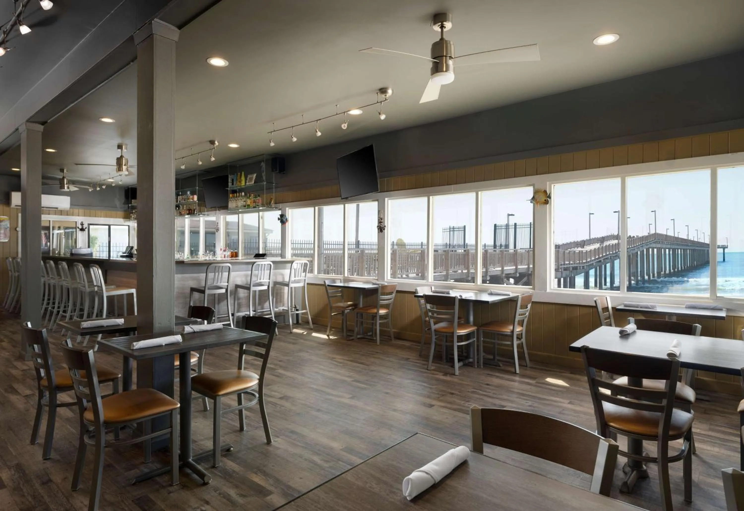 Lounge or bar in The Ellie Beach Resort Myrtle Beach, Tapestry By Hilton