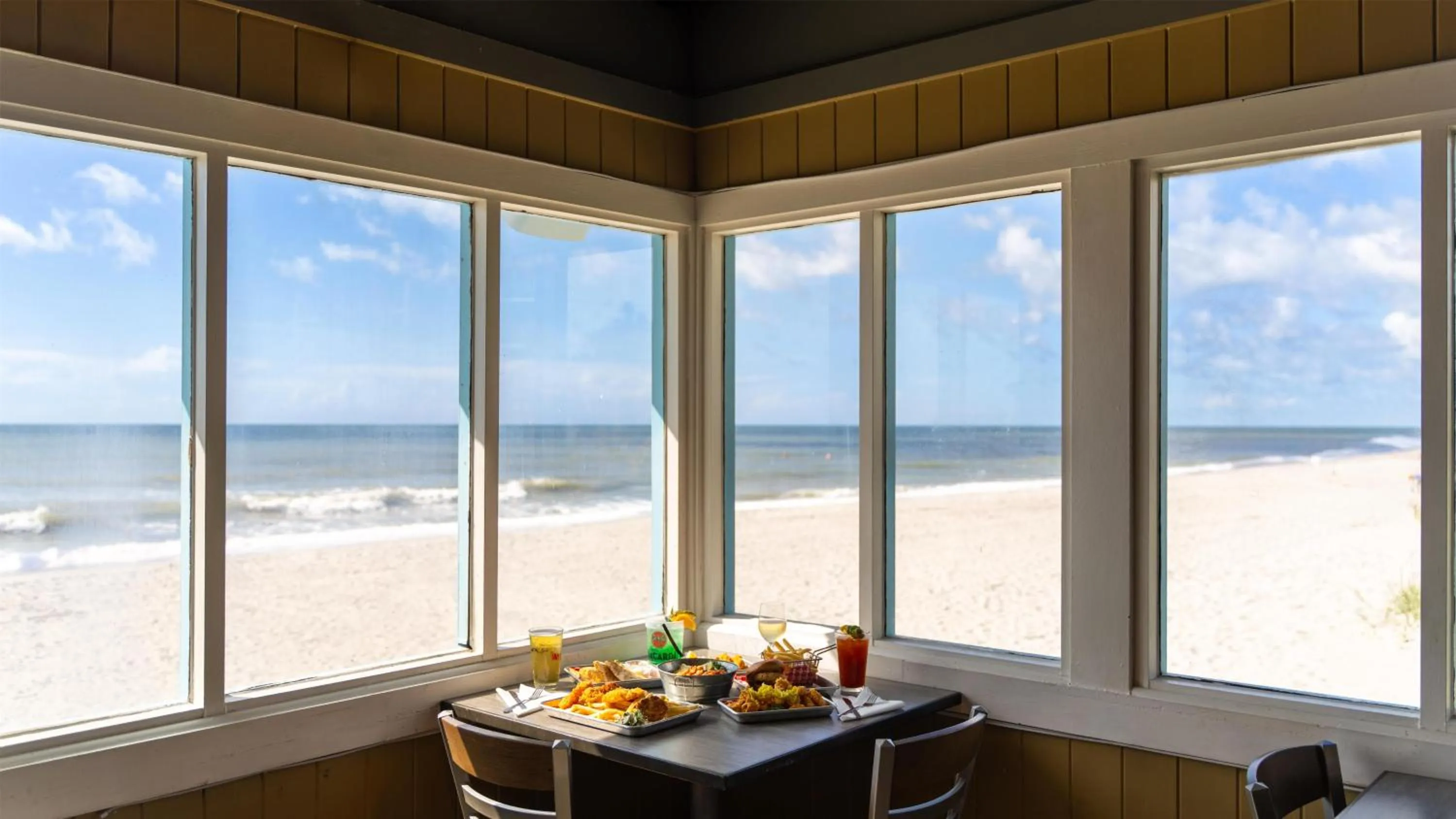 Dining area in The Ellie Beach Resort Myrtle Beach, Tapestry By Hilton