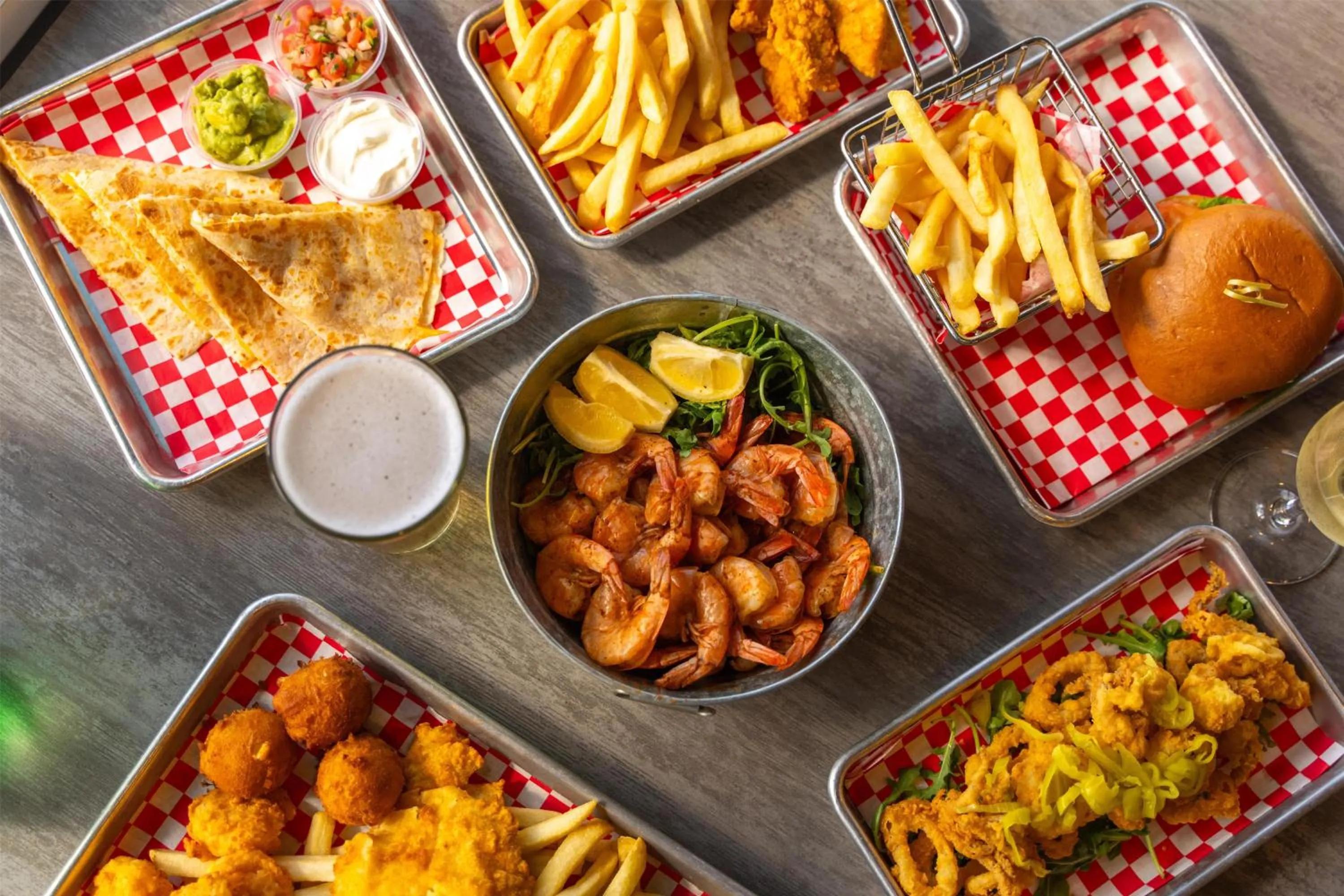 Dining area in The Ellie Beach Resort Myrtle Beach, Tapestry By Hilton