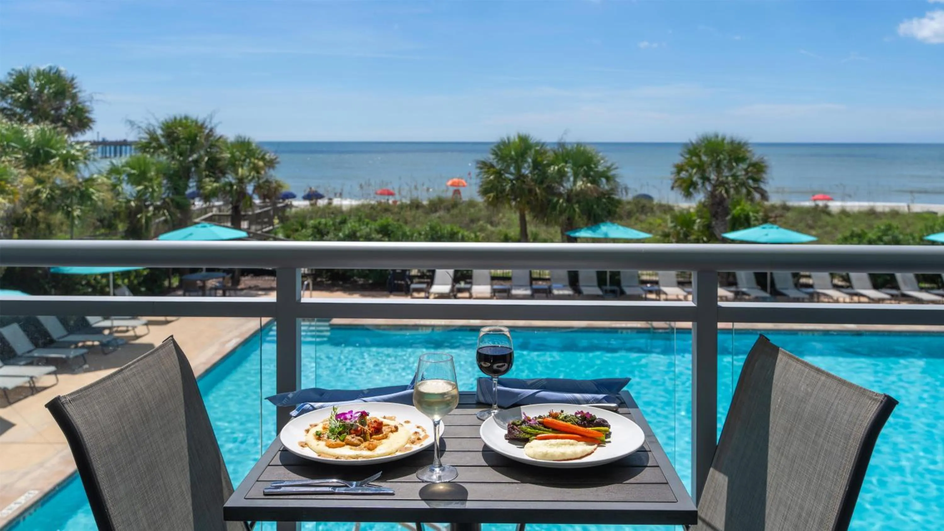 Dining area in The Ellie Beach Resort Myrtle Beach, Tapestry By Hilton