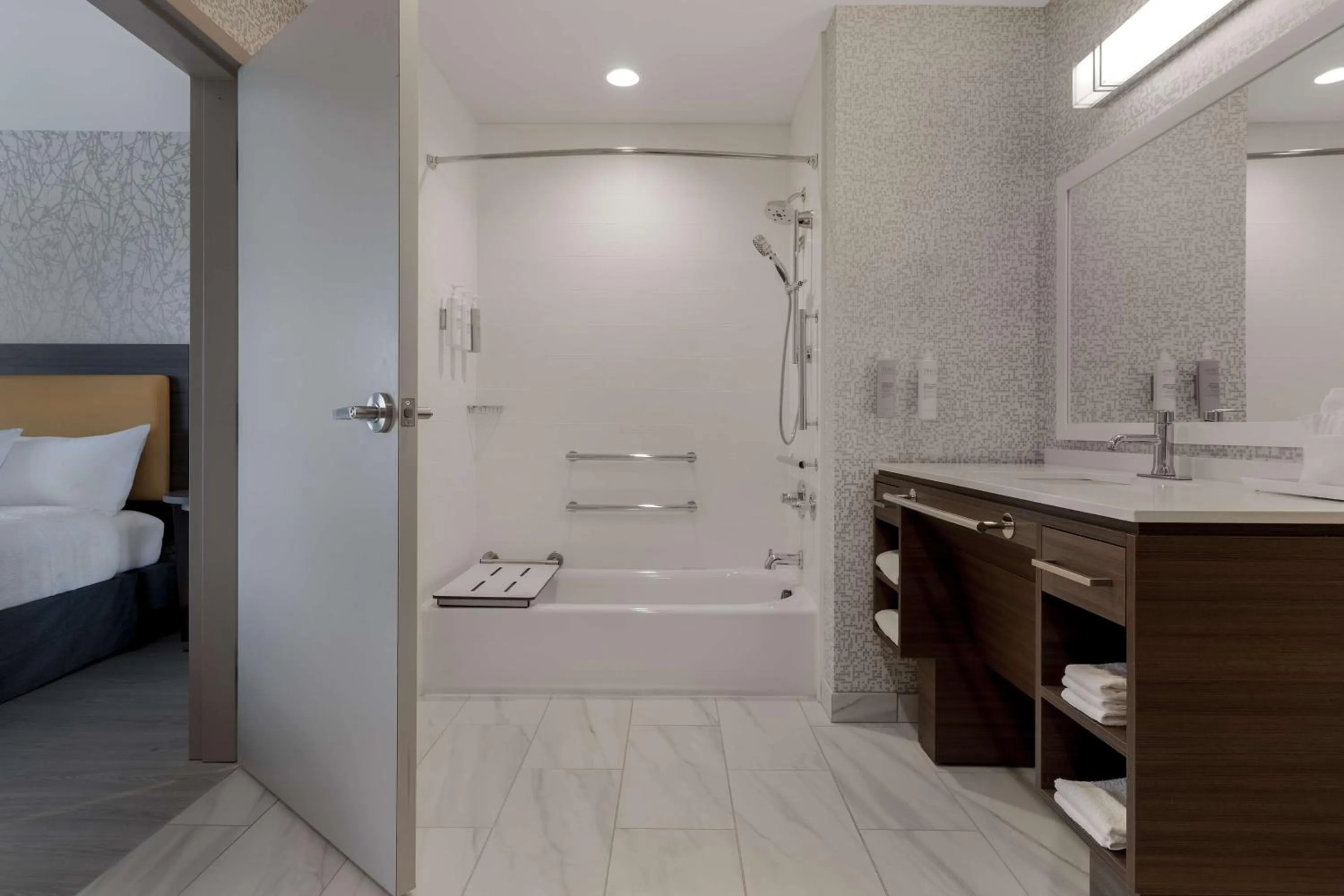 Bathroom, Bed in Home2 Suites By Hilton Kokomo