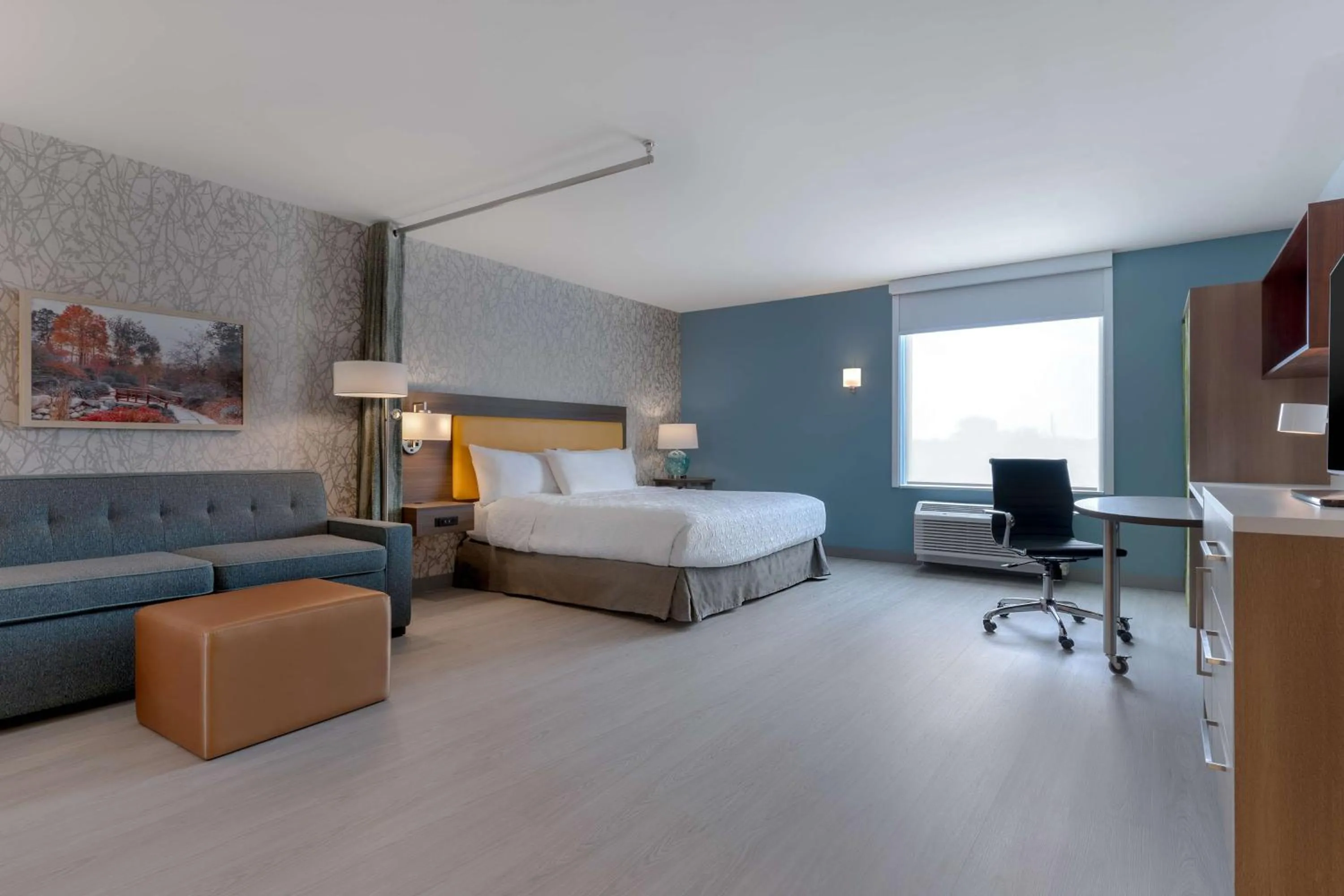 Living room, Bed in Home2 Suites By Hilton Kokomo