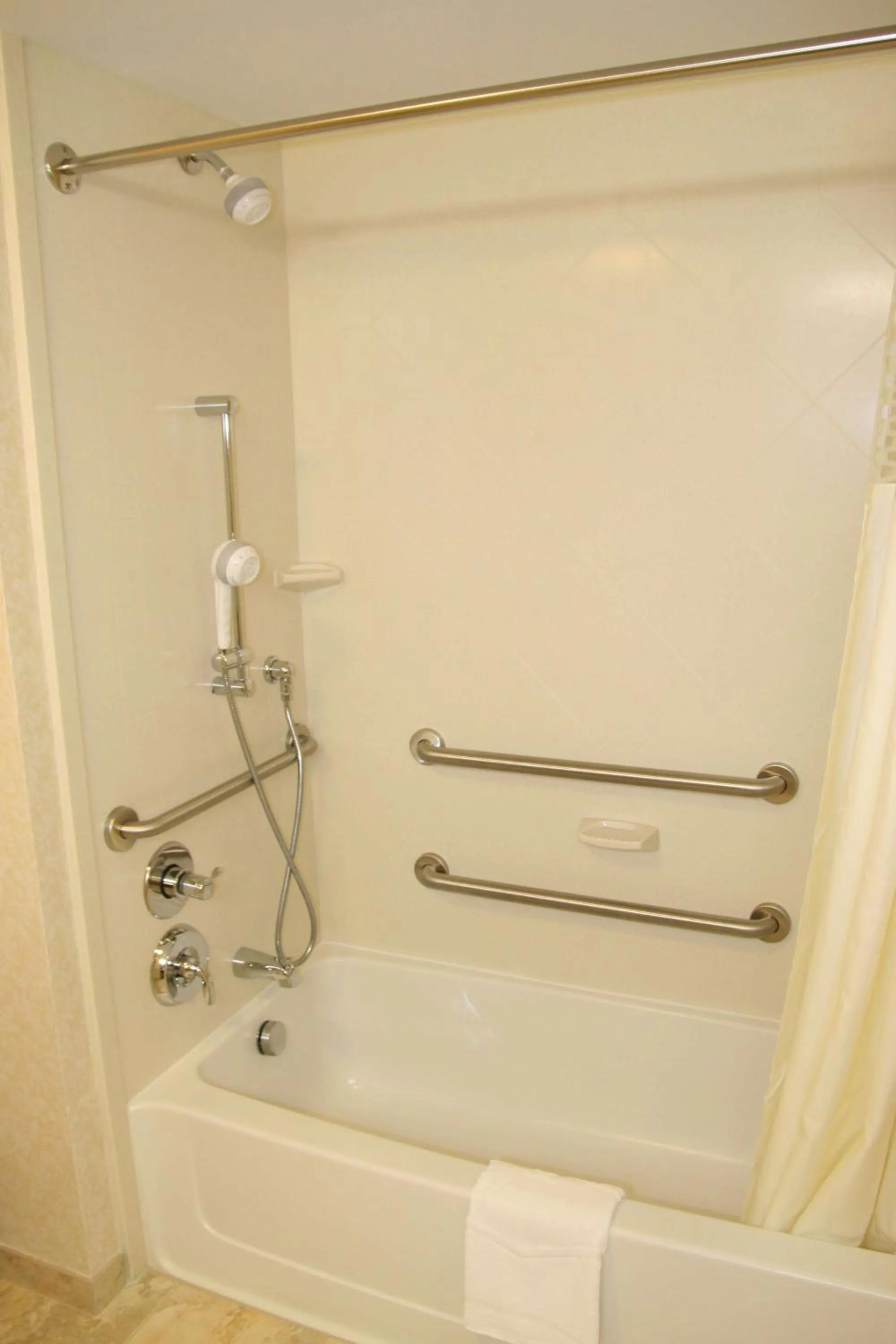 Bathroom in Hampton Inn Warrenton, Va