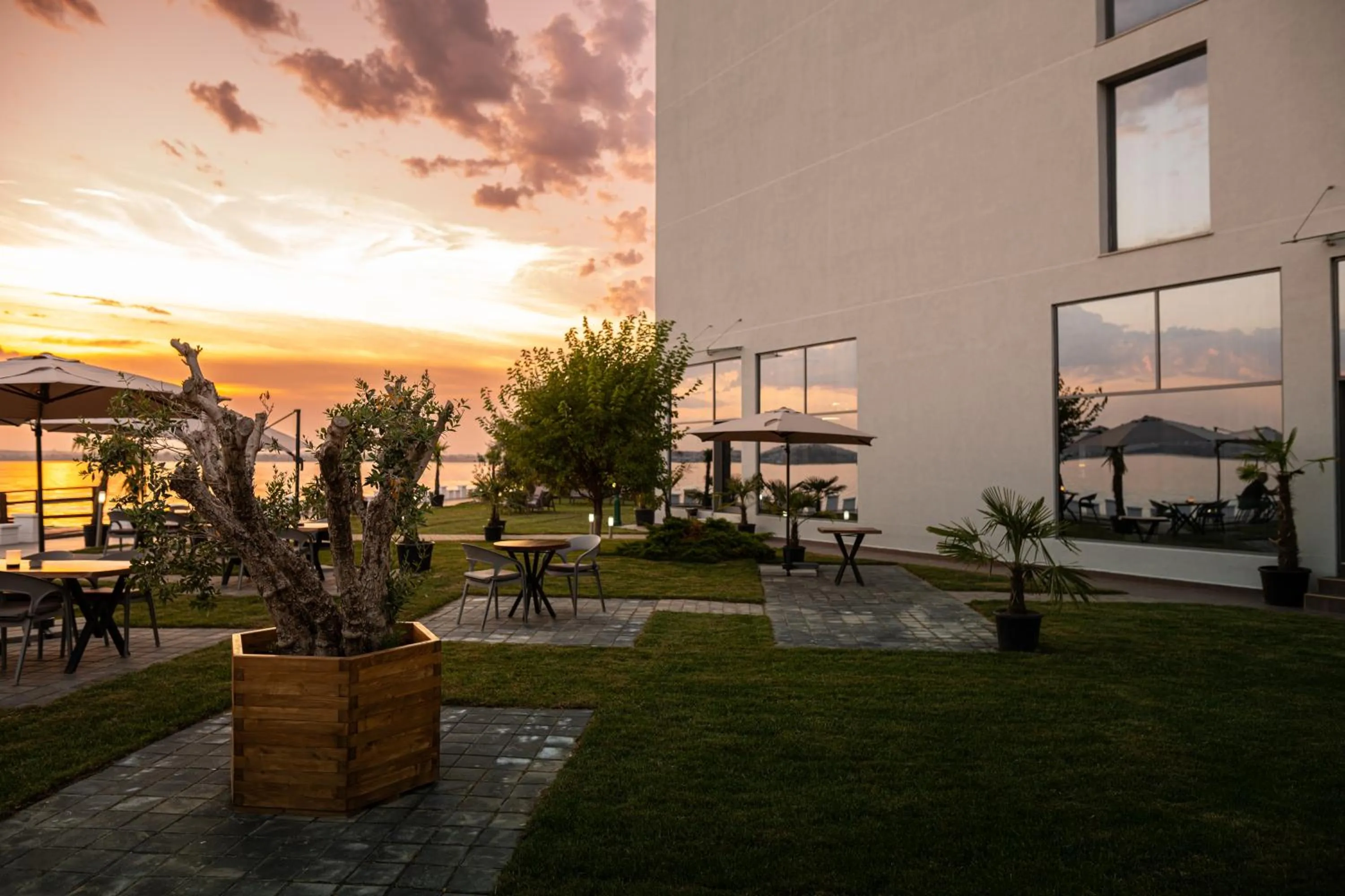 Restaurant/places to eat in OBA LUXURY BOUTIQUE