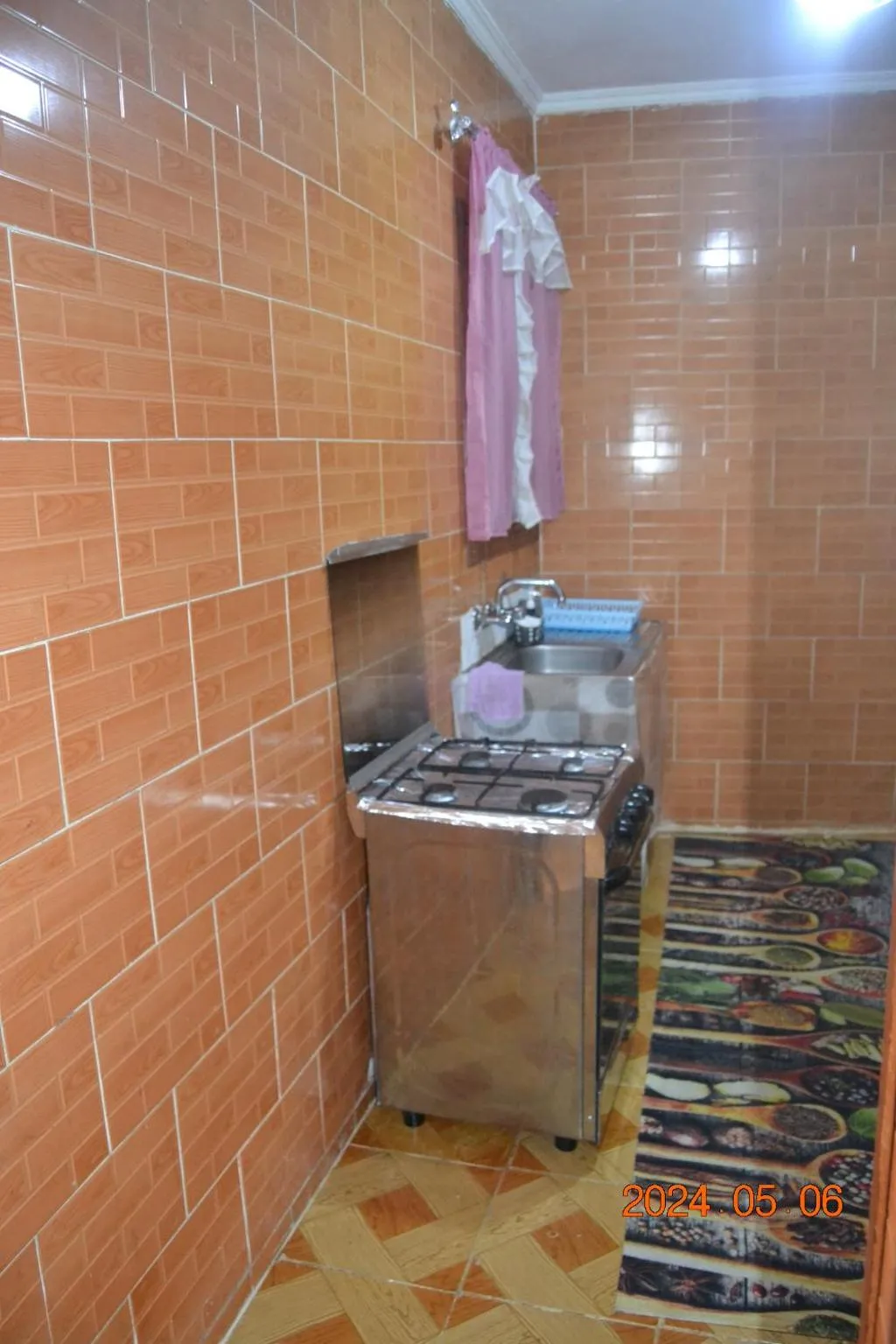 Golden pyramids inn