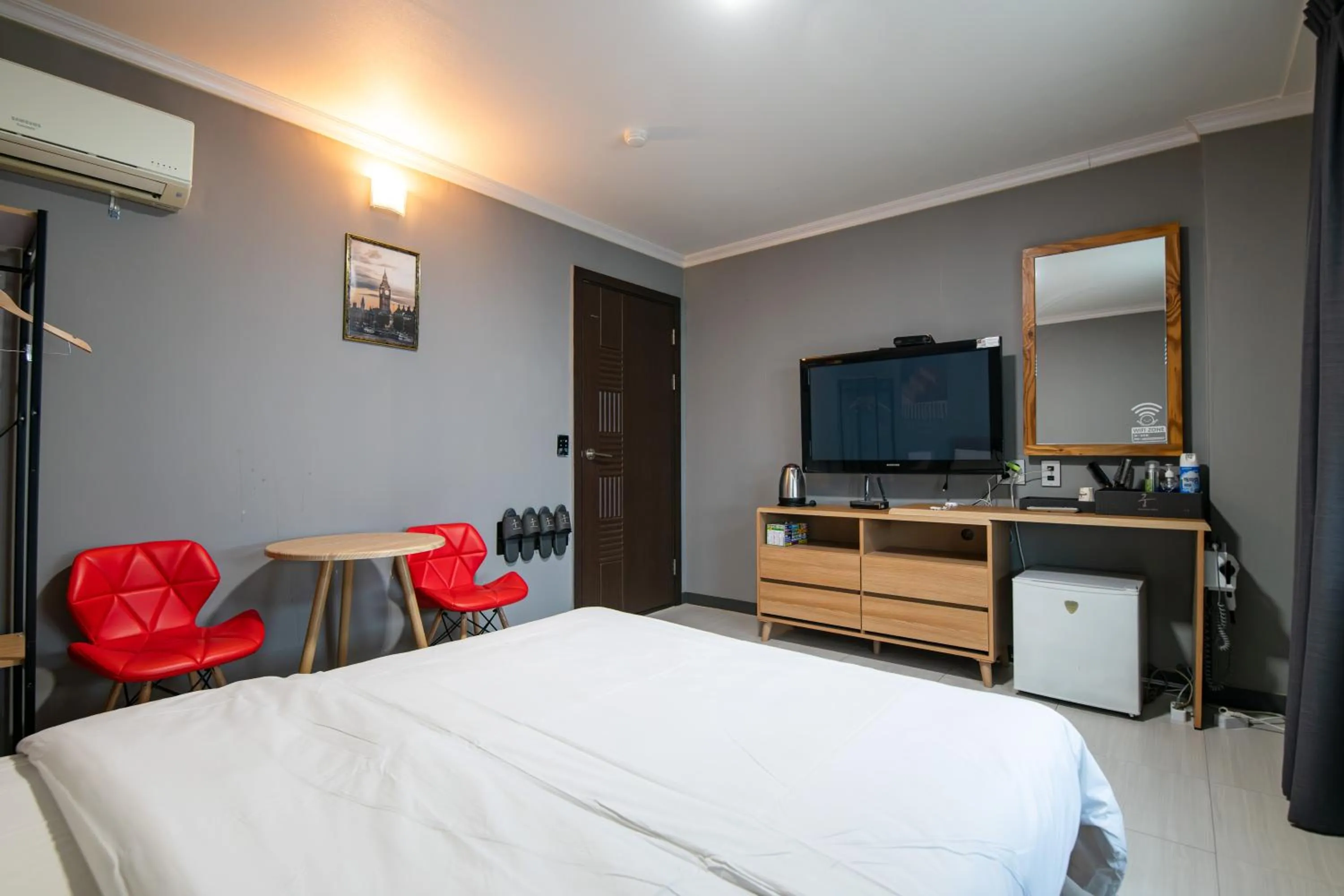 Photo of the whole room, Bed in Gung Business Hotel