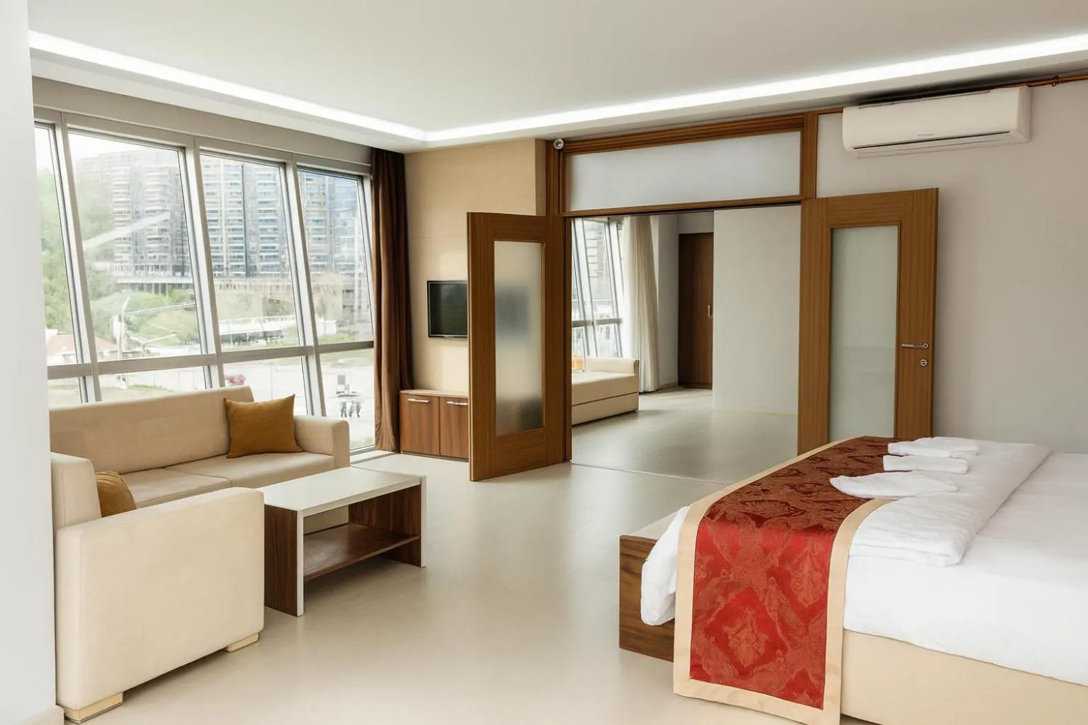 Bedroom, Bed in Cevaher Hotel & Suıtes