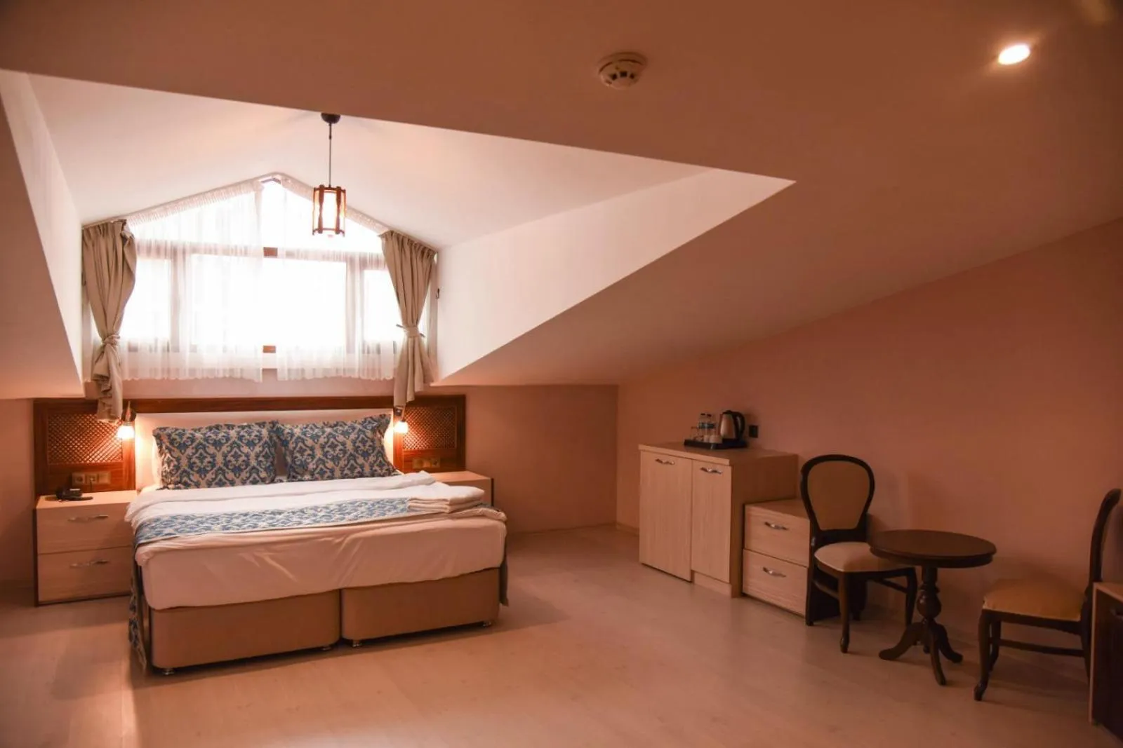 Bedroom, Bed in Cevaher Hotel & Suıtes