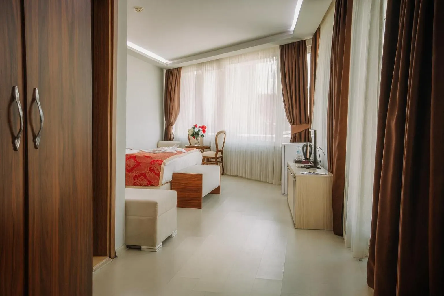 Photo of the whole room, Bed in Cevaher Hotel & Suıtes