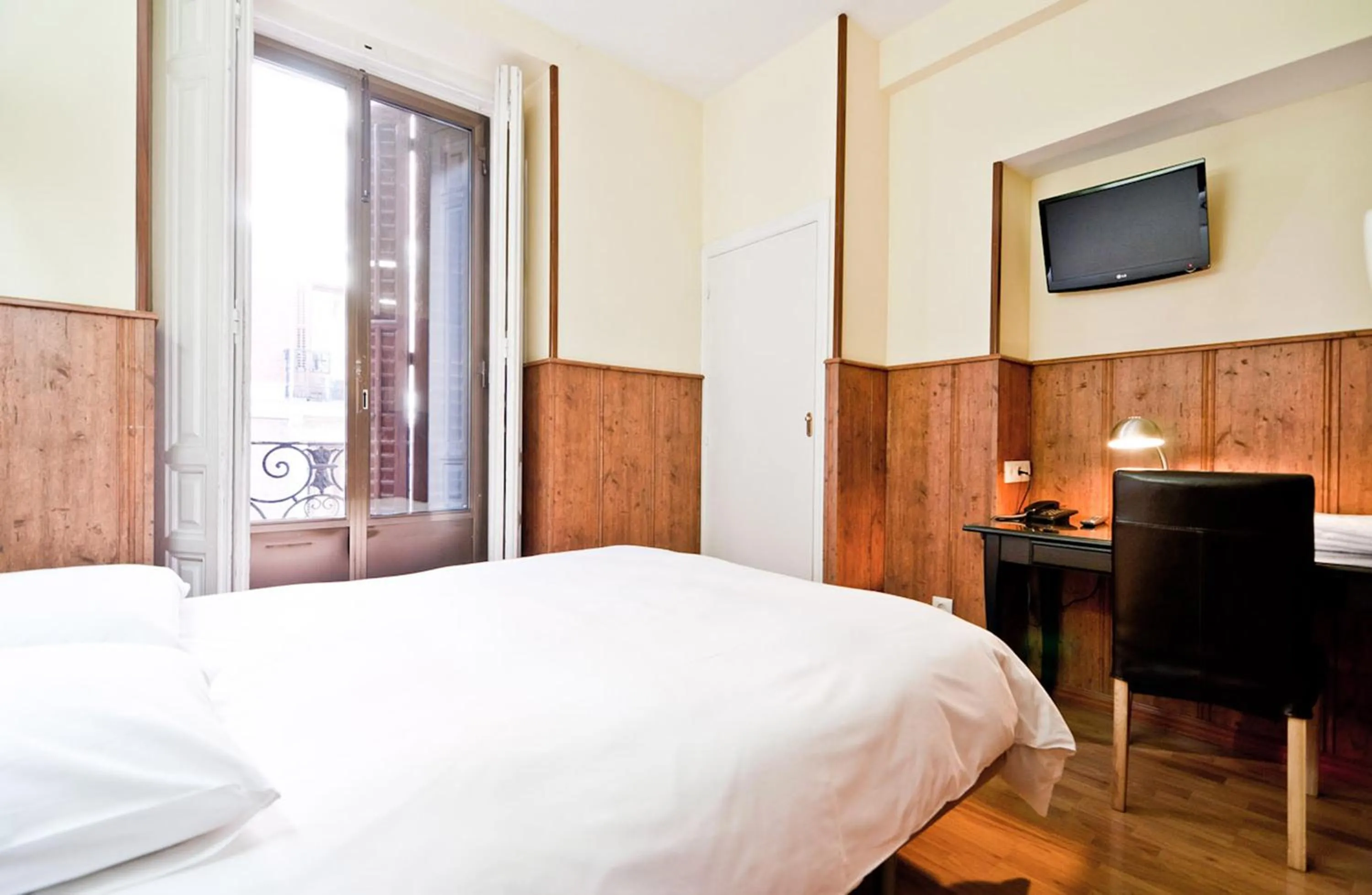 Photo of the whole room, Bed in Hostal Asunción