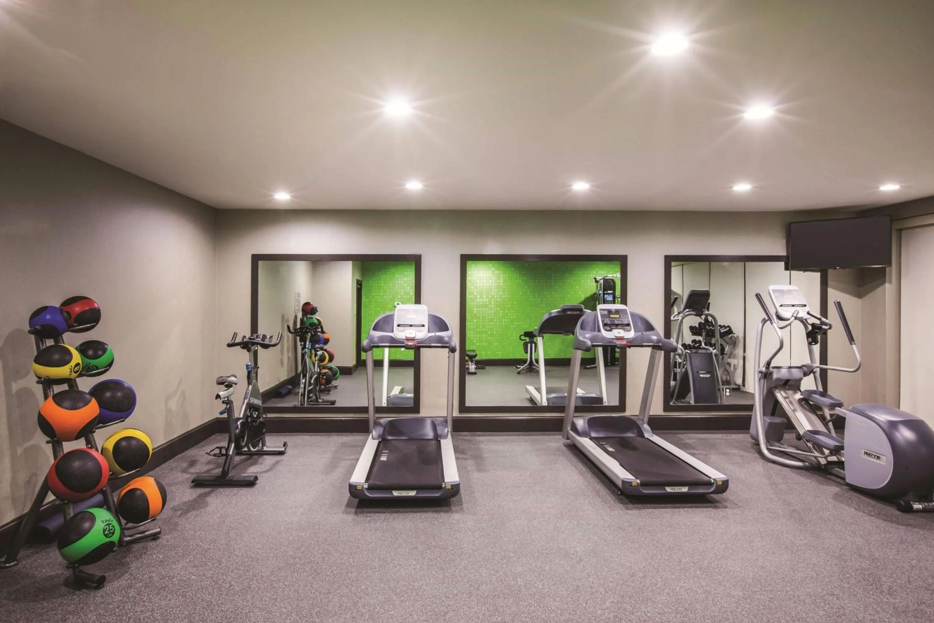 Fitness centre/facilities in La Quinta Inn & Suites Port Allen La