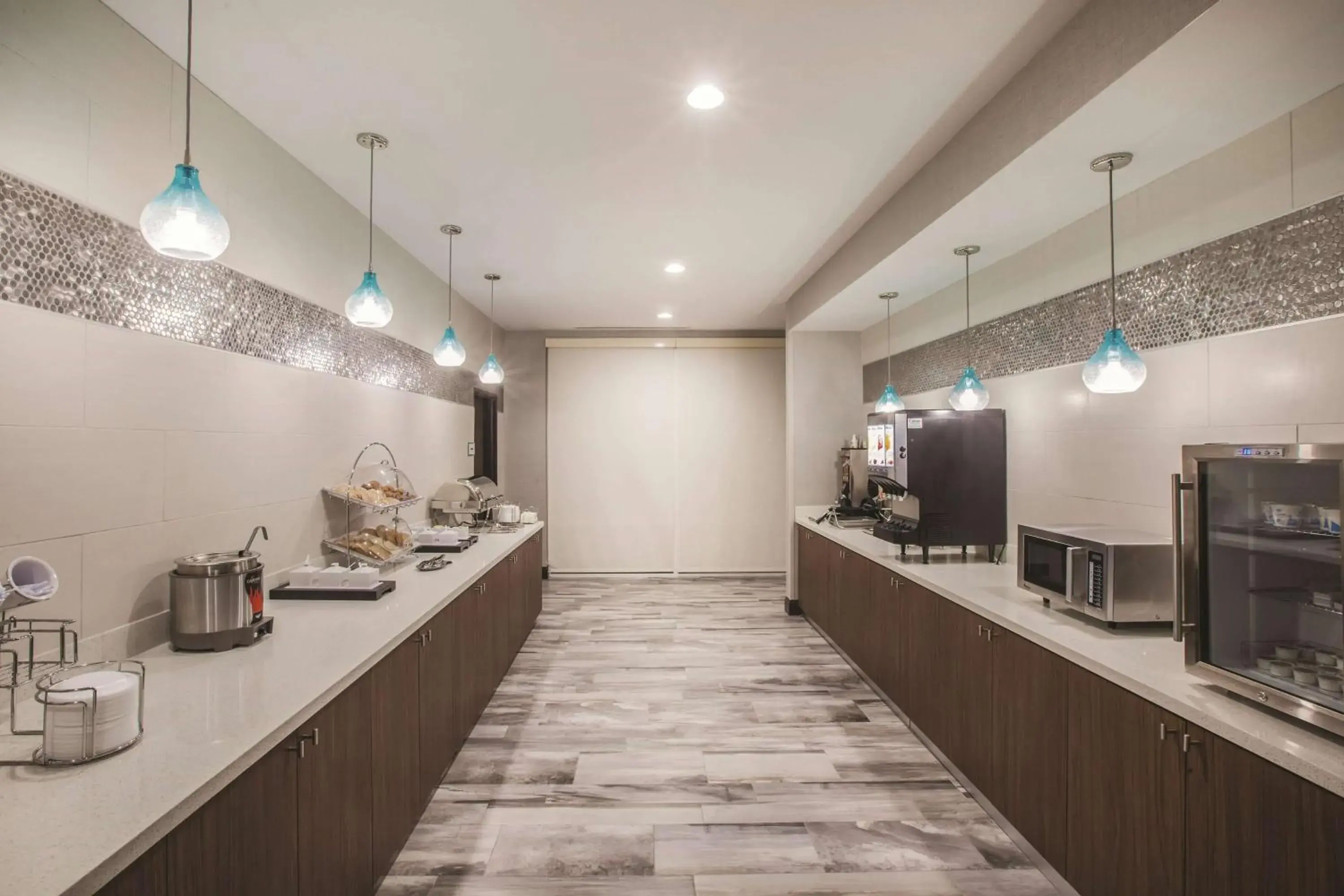 Breakfast in La Quinta Inn & Suites Port Allen La Breakfast in La Quinta Inn & Suites Port Allen La