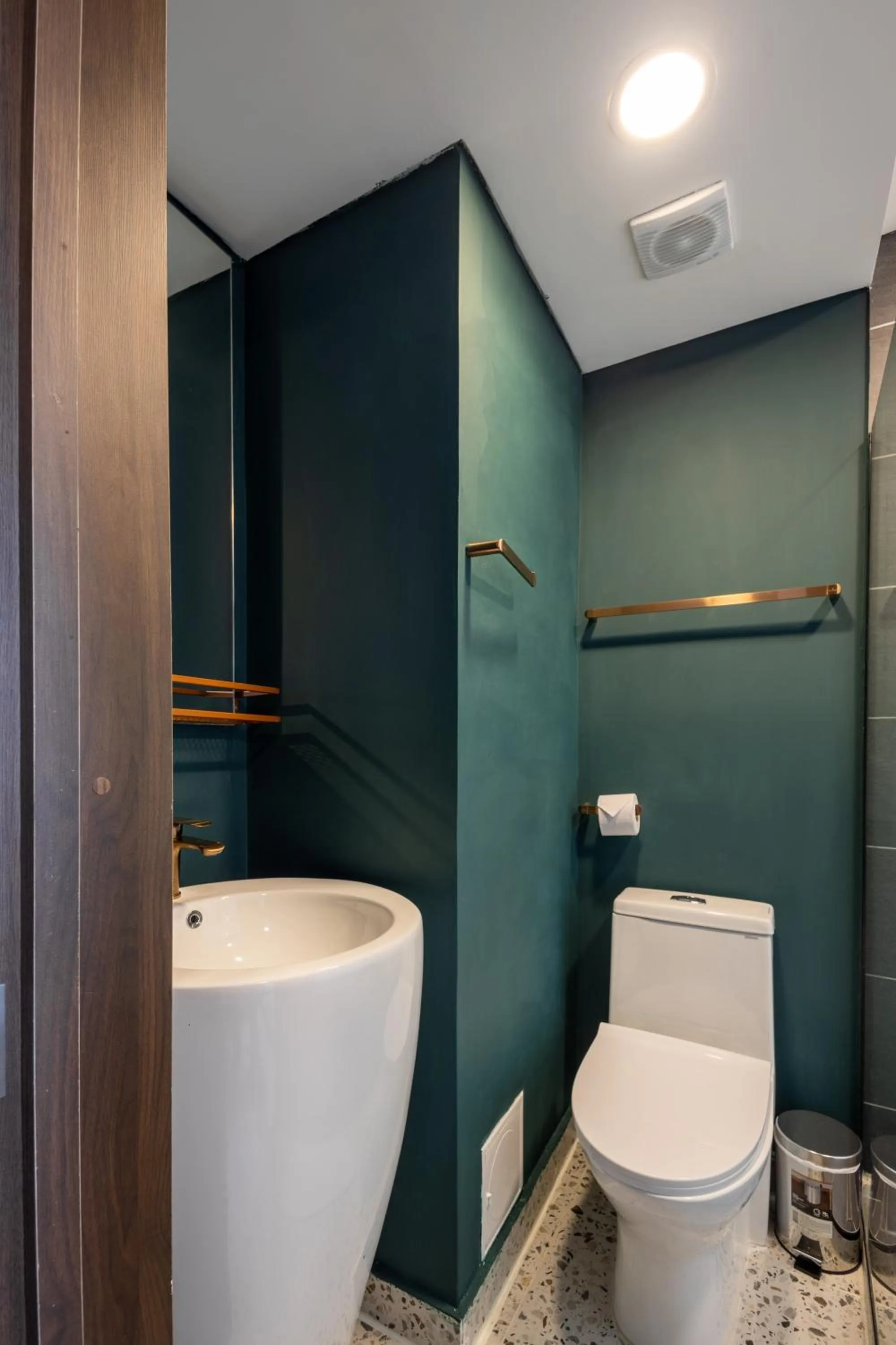 Bathroom in The O by Seekers Medellín