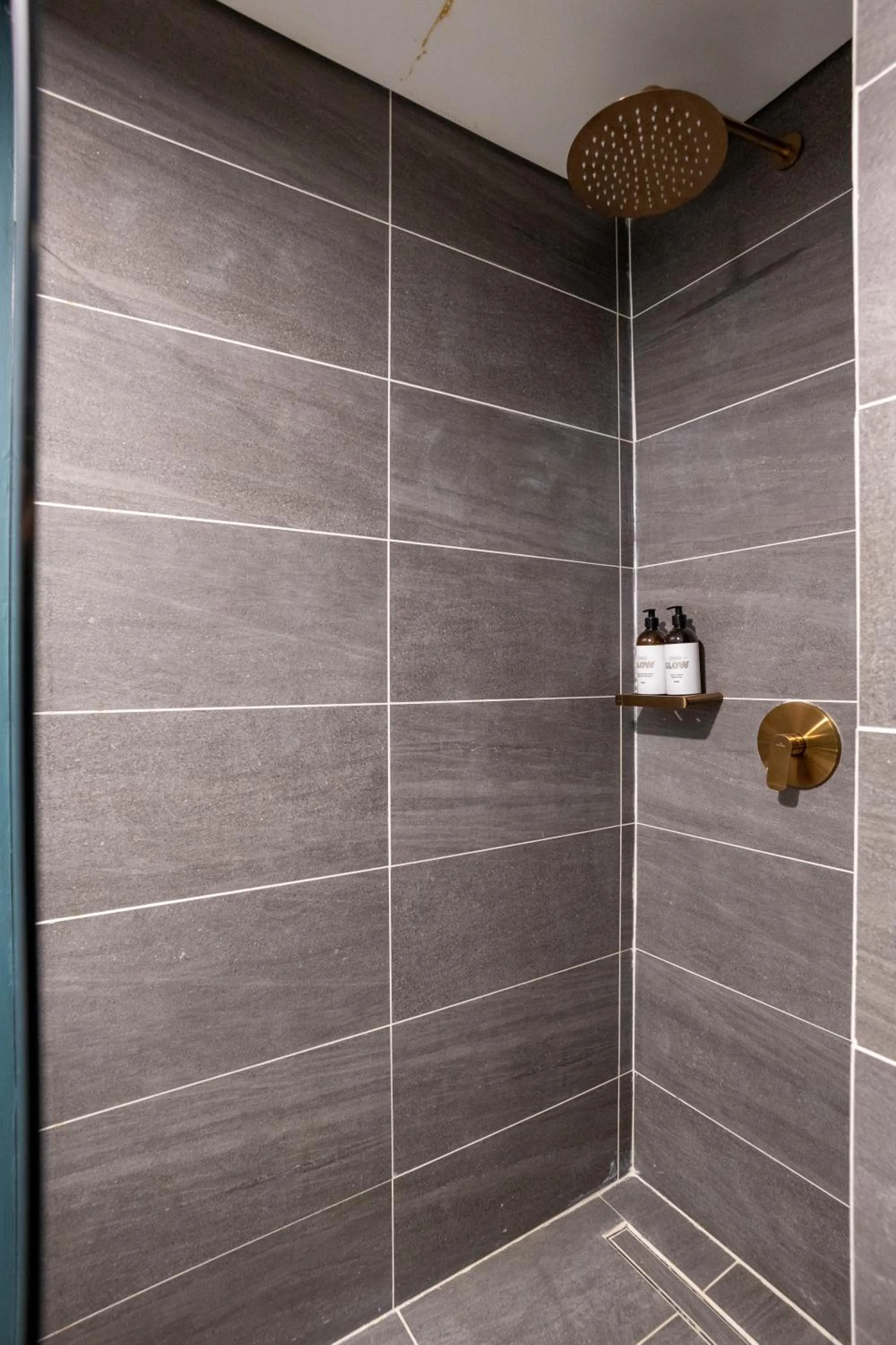 Bathroom in The O by Seekers Medellín