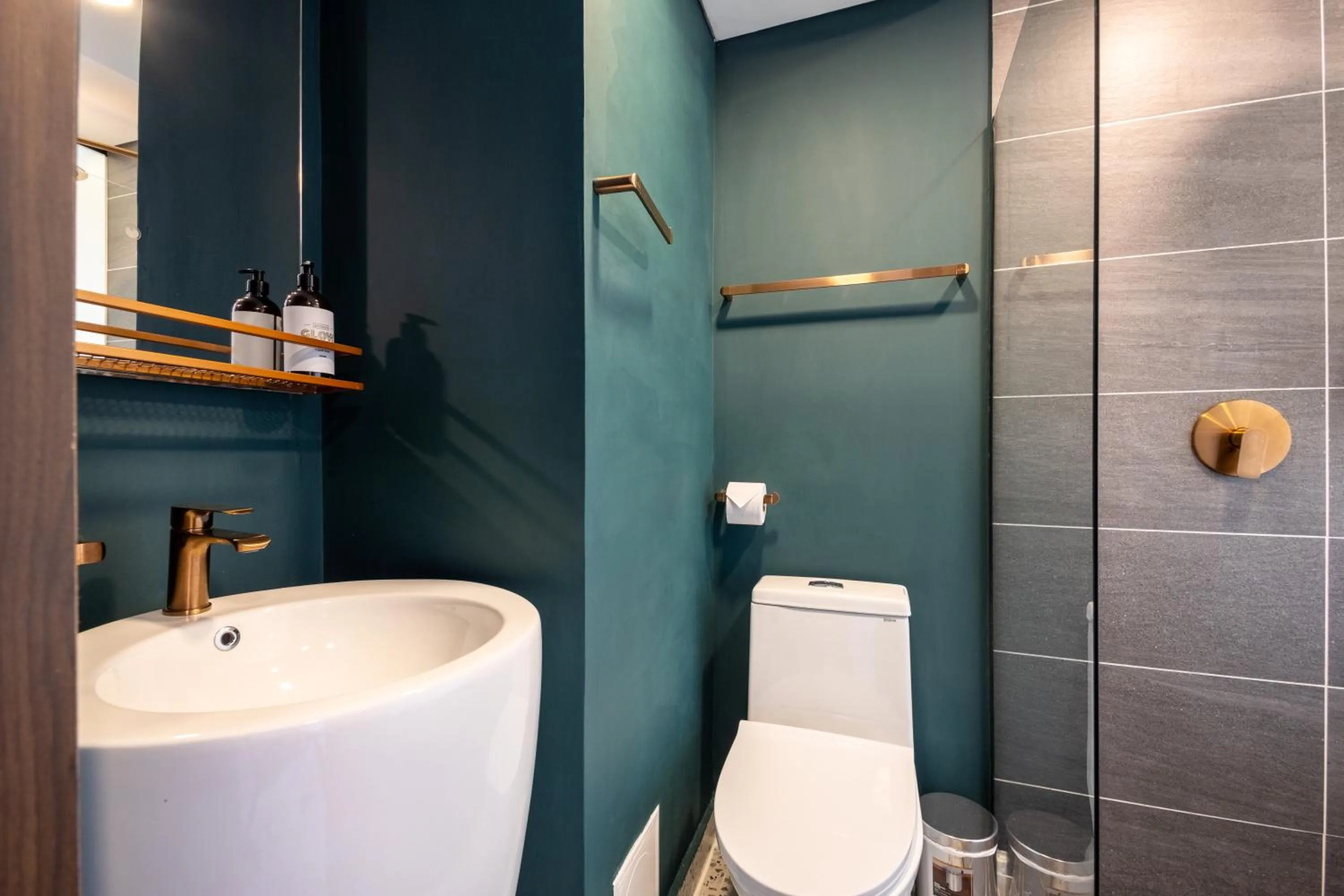 Bathroom in The O by Seekers Medellín