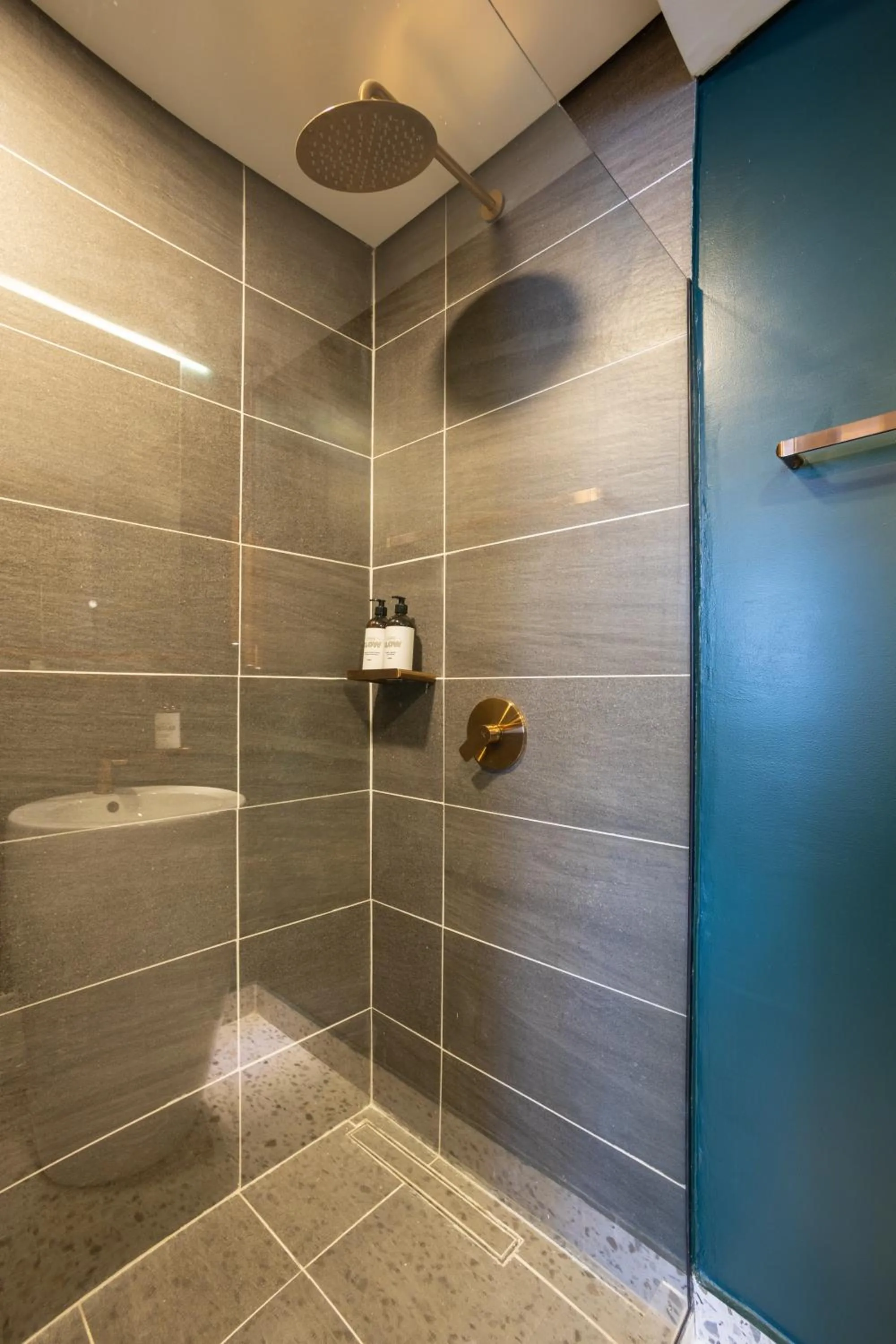 Bathroom in The O by Seekers Medellín