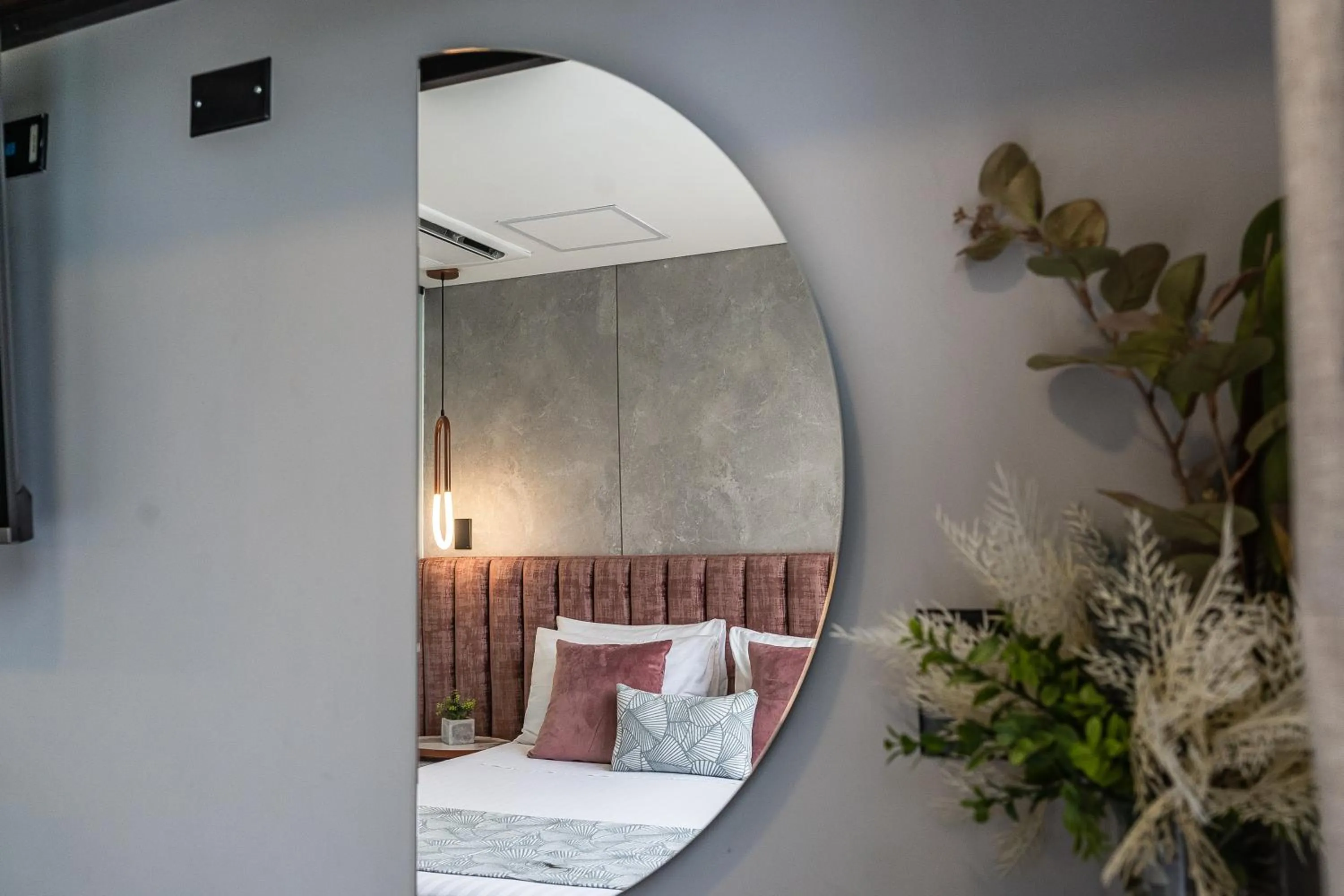 Photo of the whole room, Bed in The O by Seekers Medellín