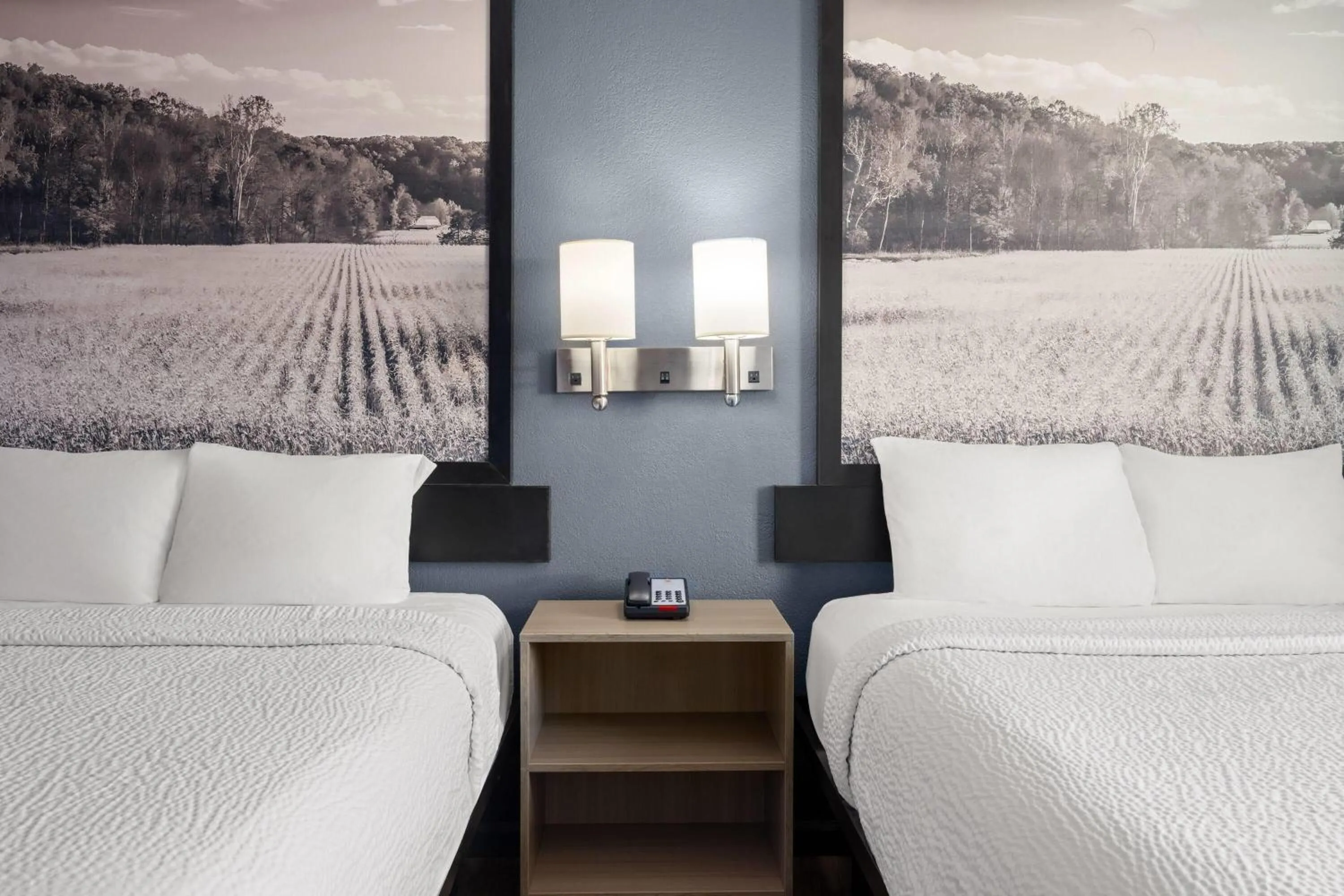 Photo of the whole room, Bed in Super 8 by Wyndham Fort Wayne