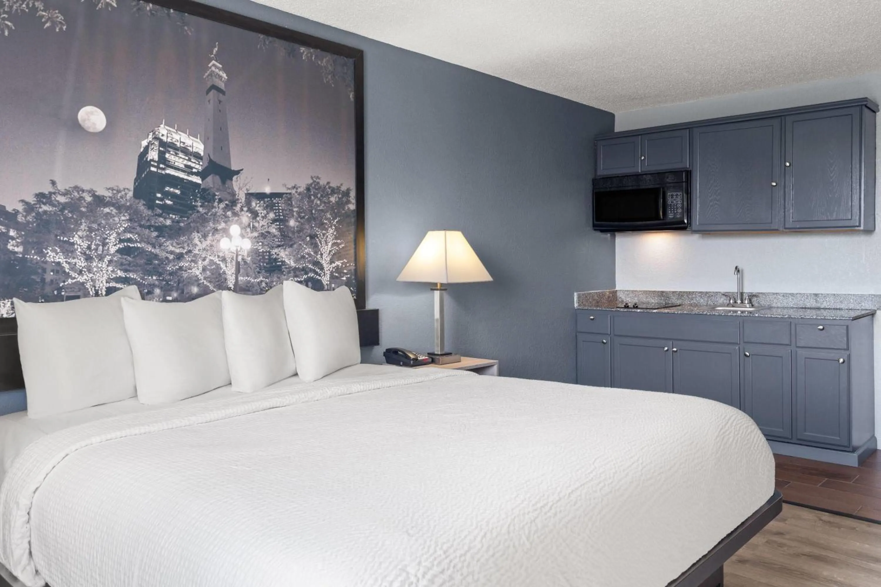 Photo of the whole room, Bed in Super 8 by Wyndham Fort Wayne