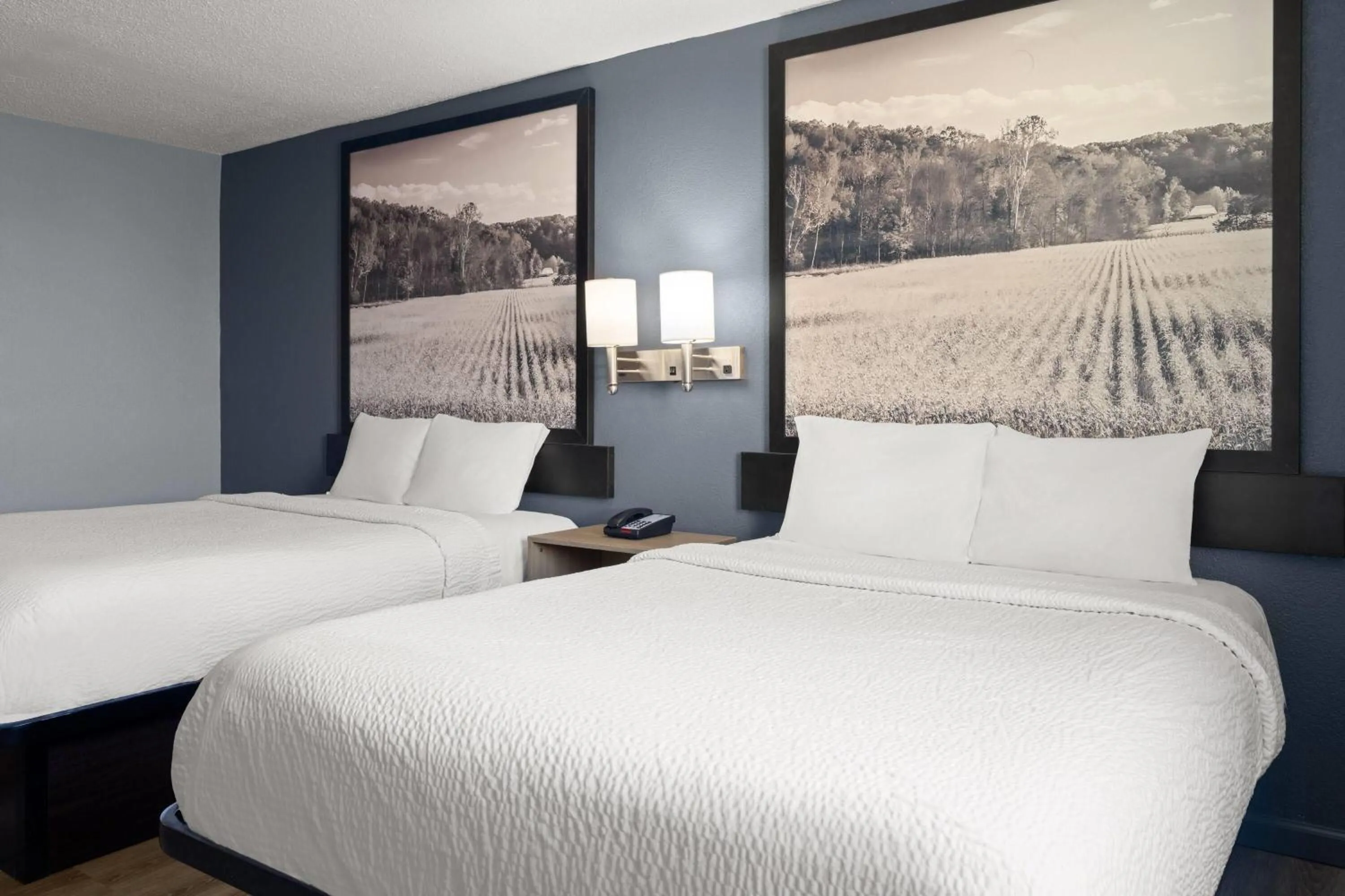 Photo of the whole room, Bed in Super 8 by Wyndham Fort Wayne